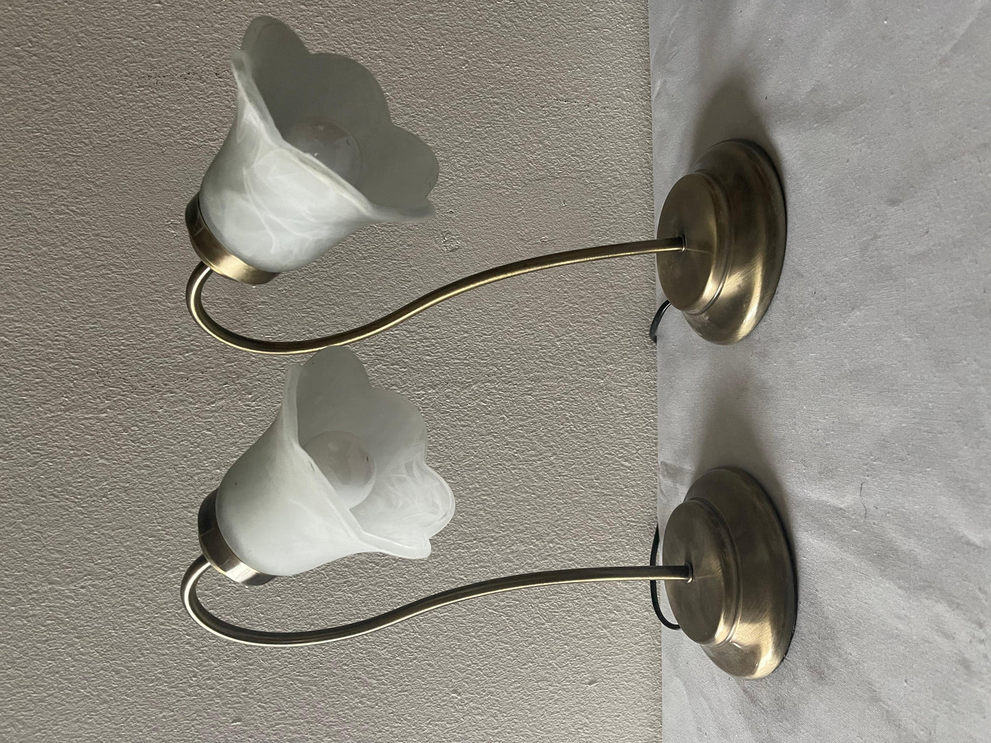 Bella coppia di lampade da tavolo in vetro stile tulip italiano degli anni '80