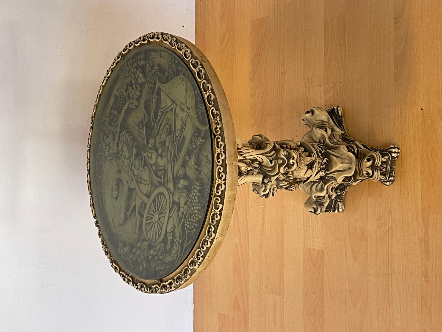 Tavolino Decorativo con Base a Dragone e Piano Inciso