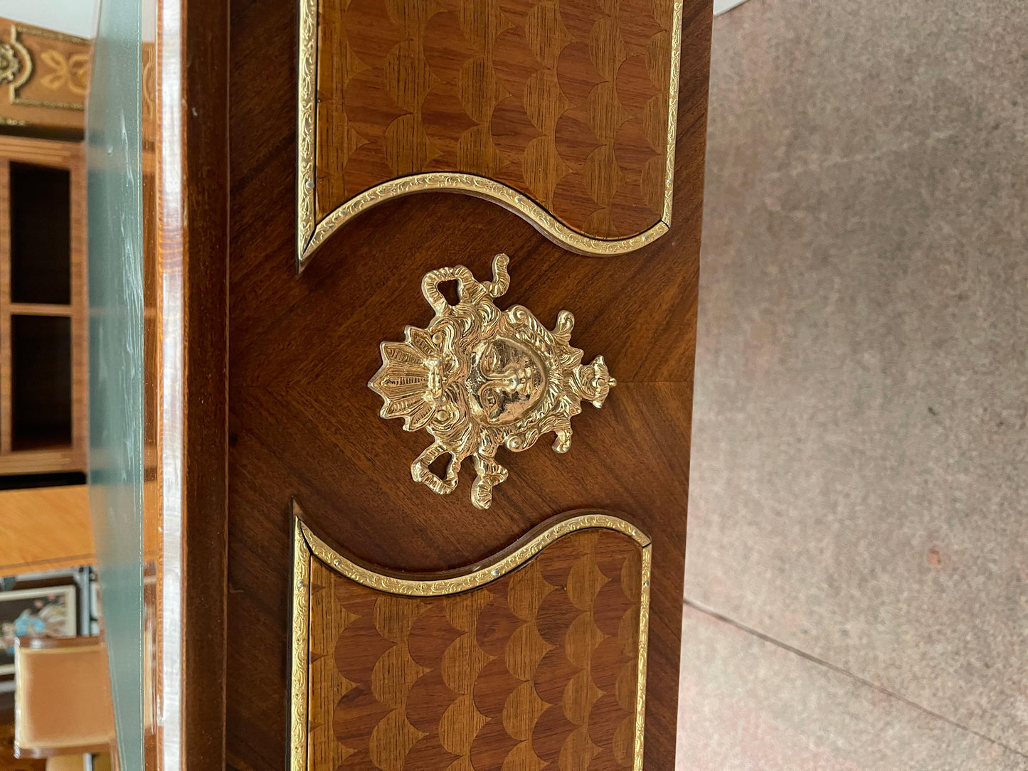 Scrivania italiana stile Luigi XVI con tiretti e piedi a piramide più sedie