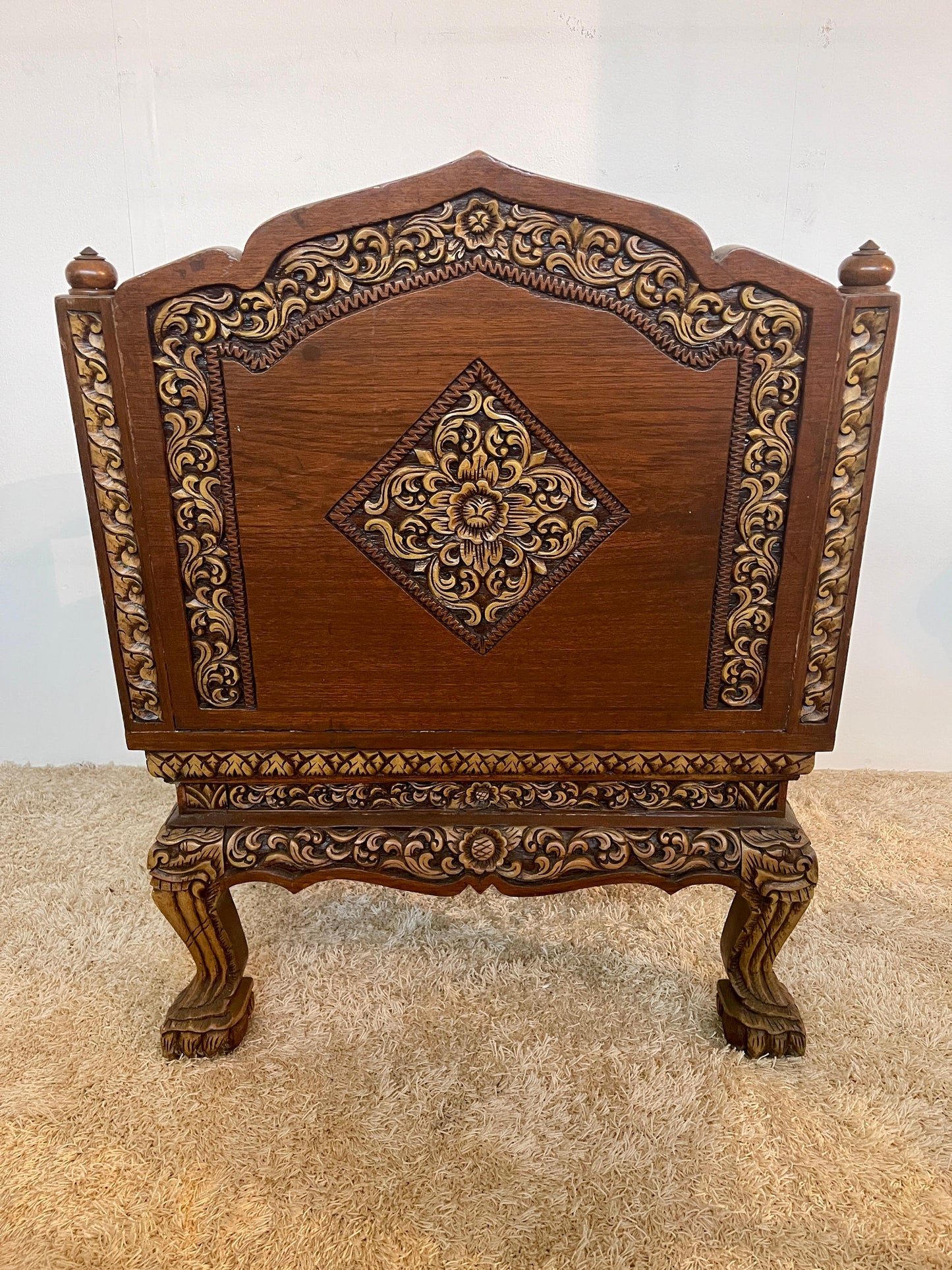 Grande poltrona antica tailandese in legno intagliato a mano del XIX secolo