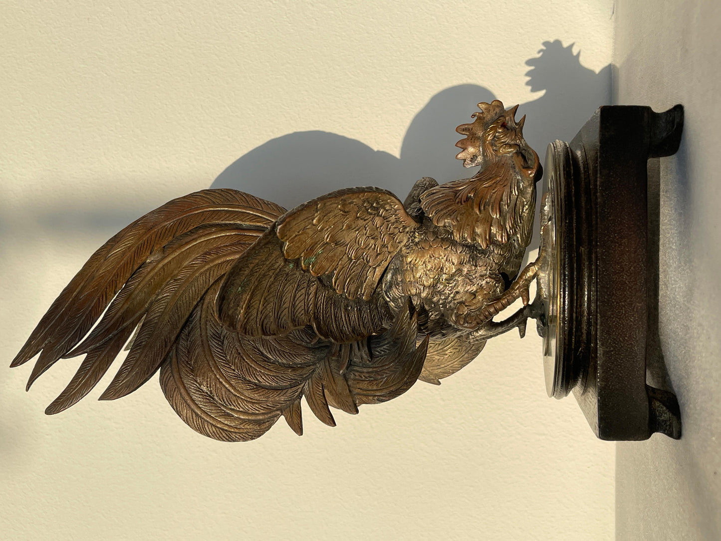 Scultura in bronzo di un gallo da combattimento con 2 basi anni '70 italia