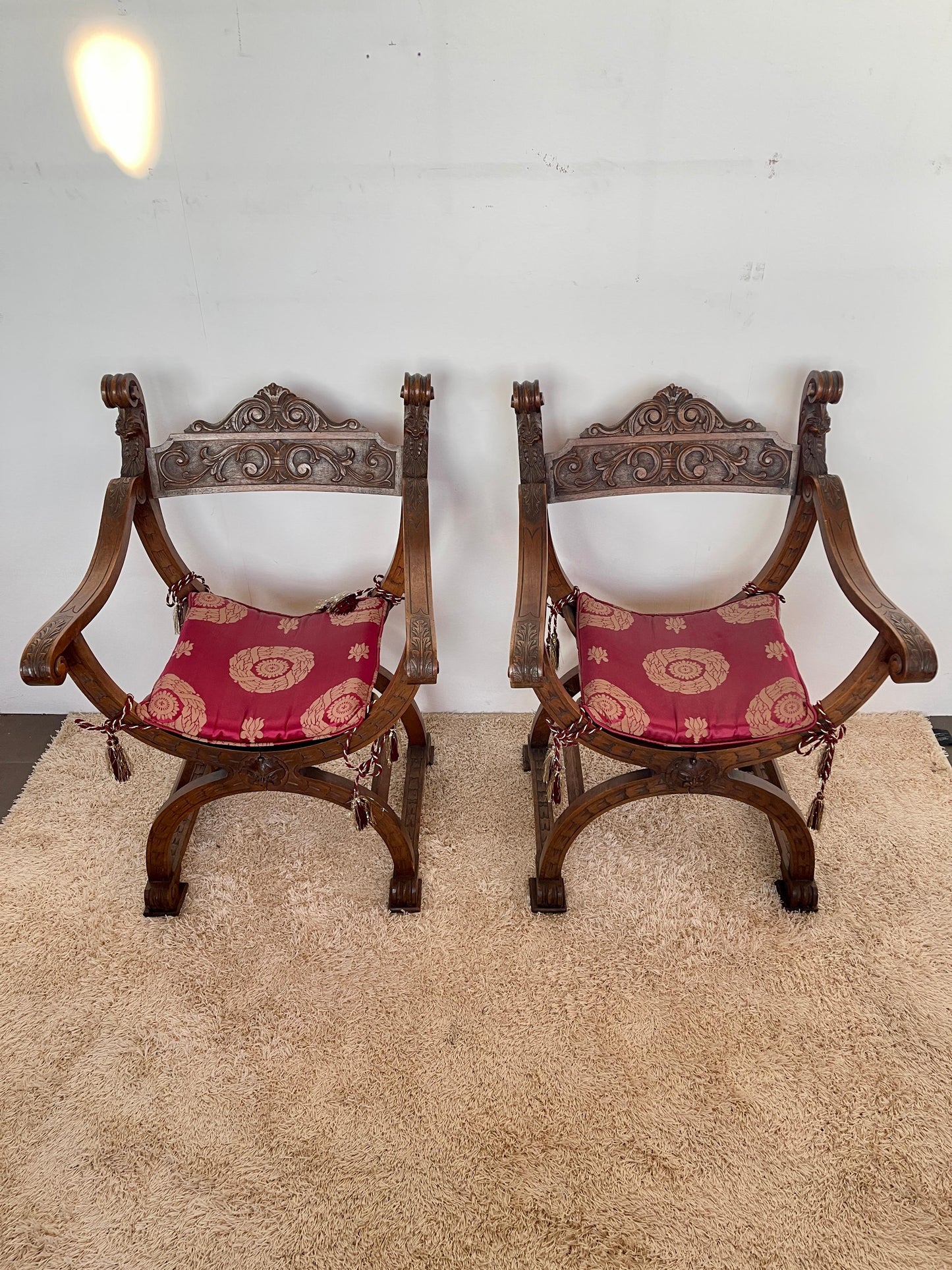 Coppia di sedie savonarola intagliate a mano, stile rinascimentale, XX secolo