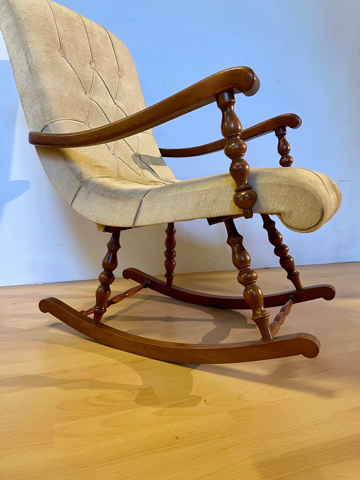 Elegante sedia a dondolo stile classico italiano anni '90