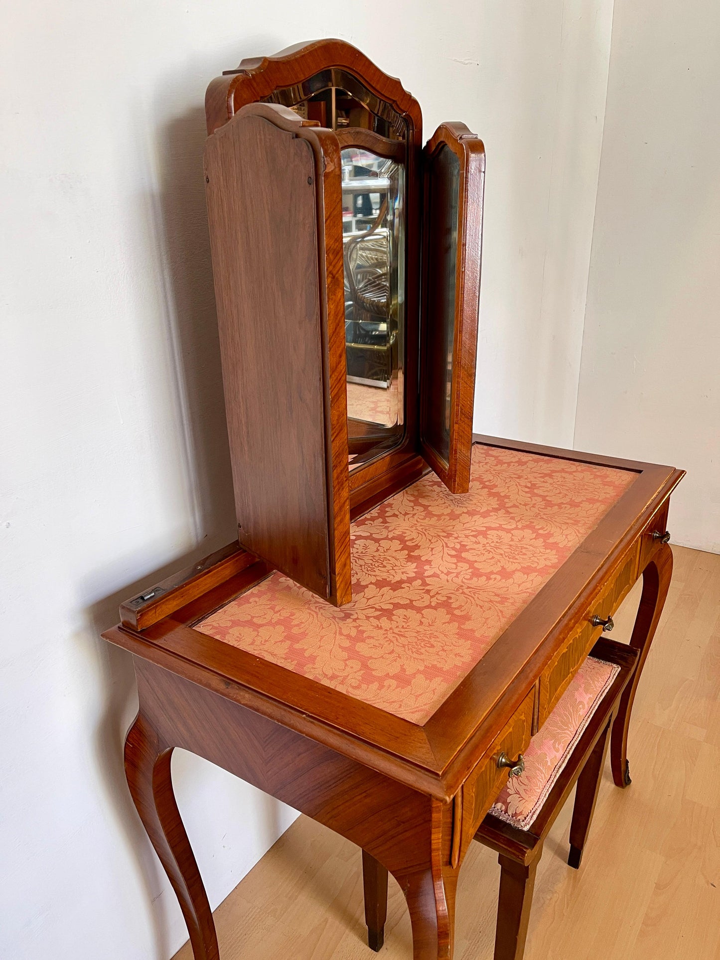 Toilette vintage con tre specchi e sgabello italiano imbottito degli anni '80