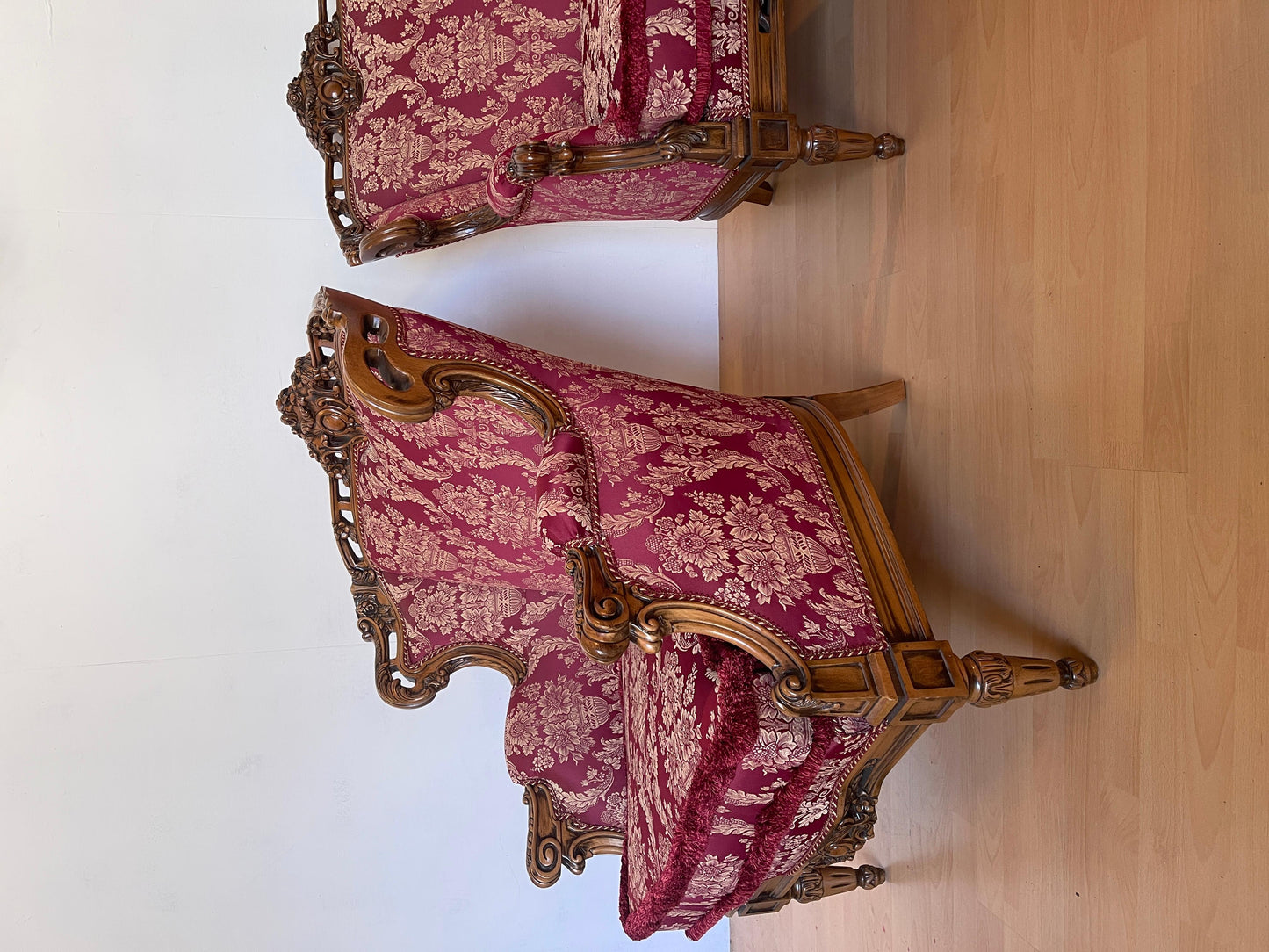 Coppia di poltrone italiane in legno intagliato in stile barocco degli anni '60