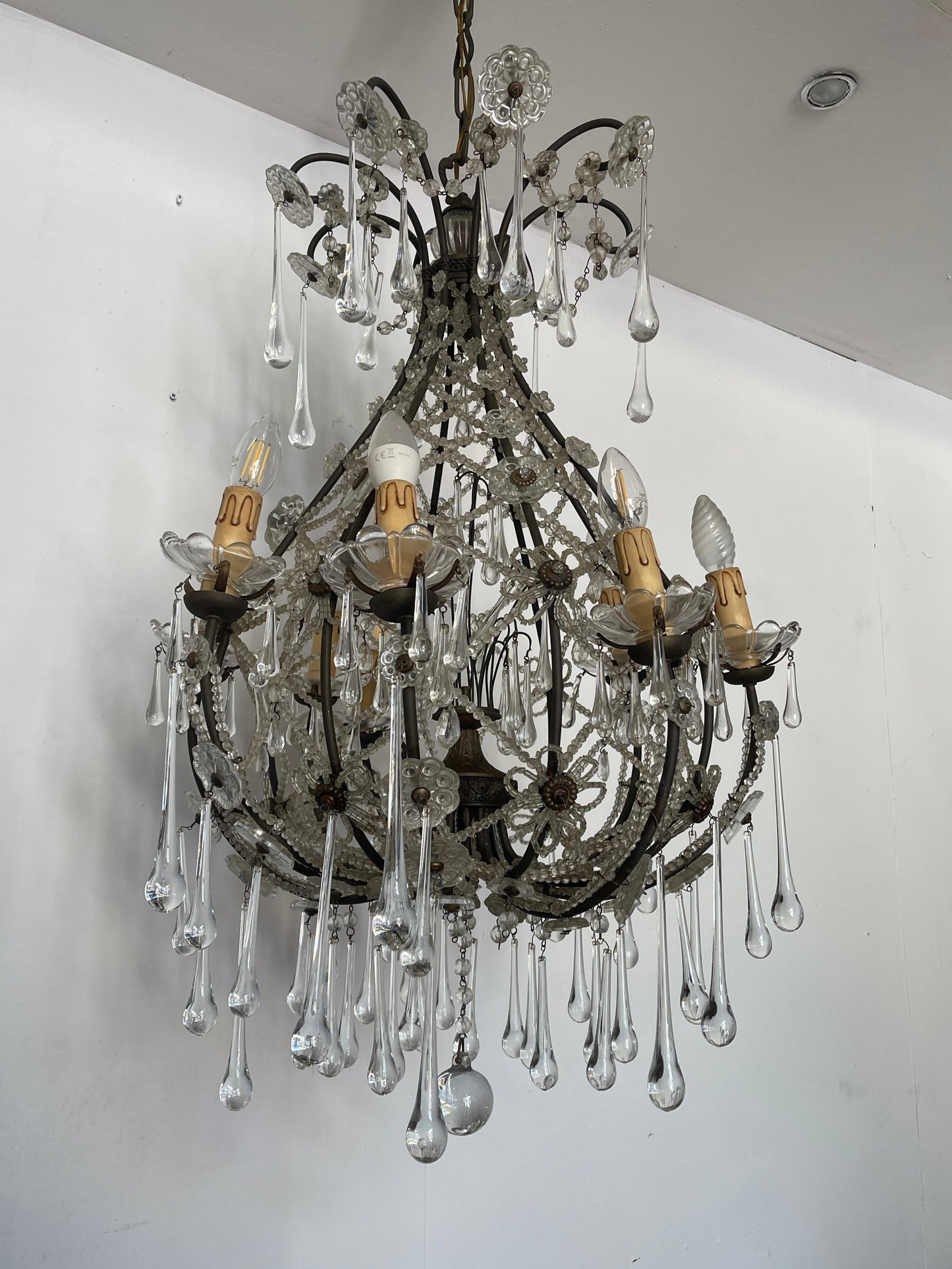 Lampadario in bronzo stile Maria Teresa con gocce in cristallo anni '60