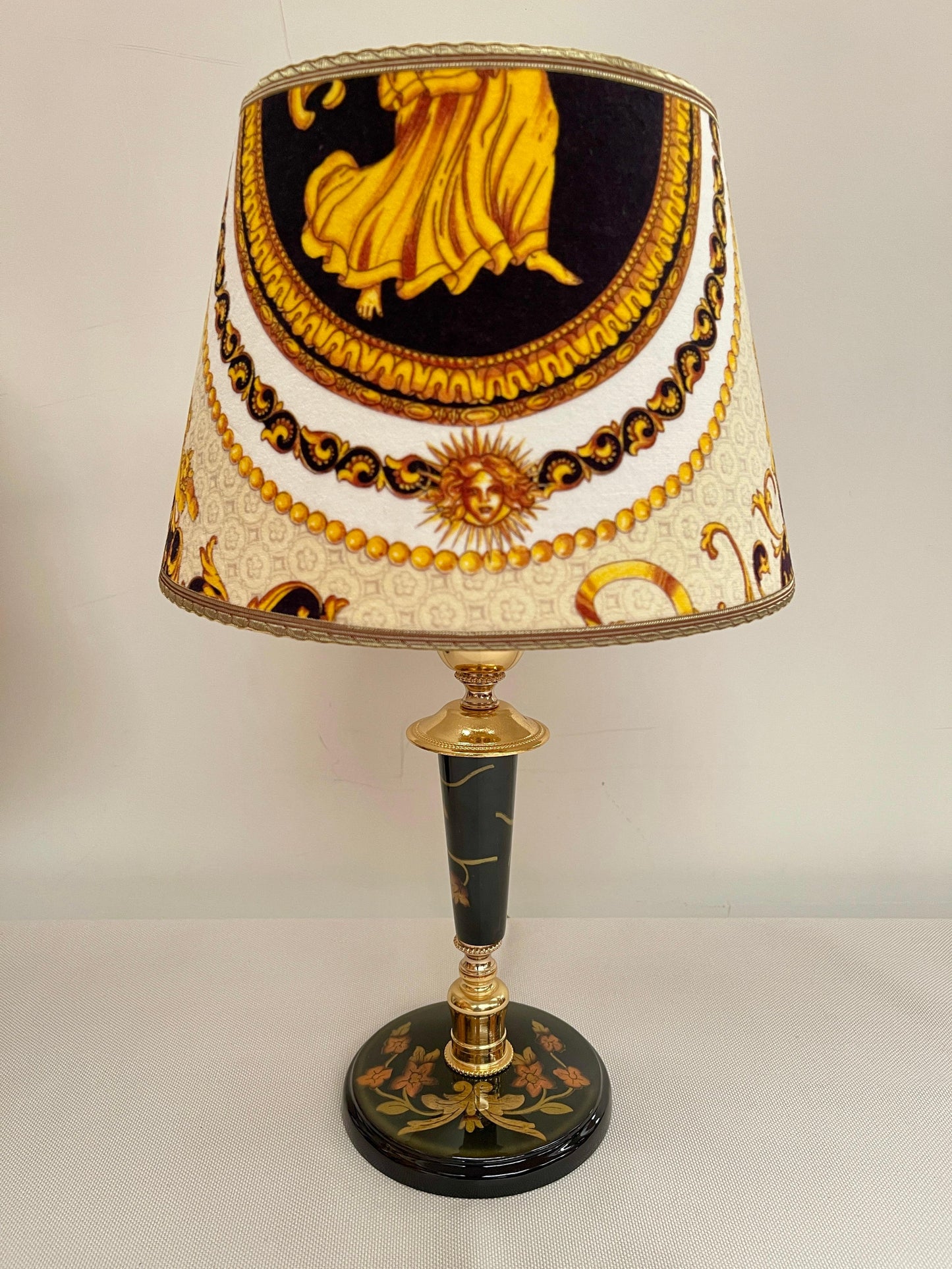 Lampade da comodino italiane in legno e tessuto Versailles, XX secolo.