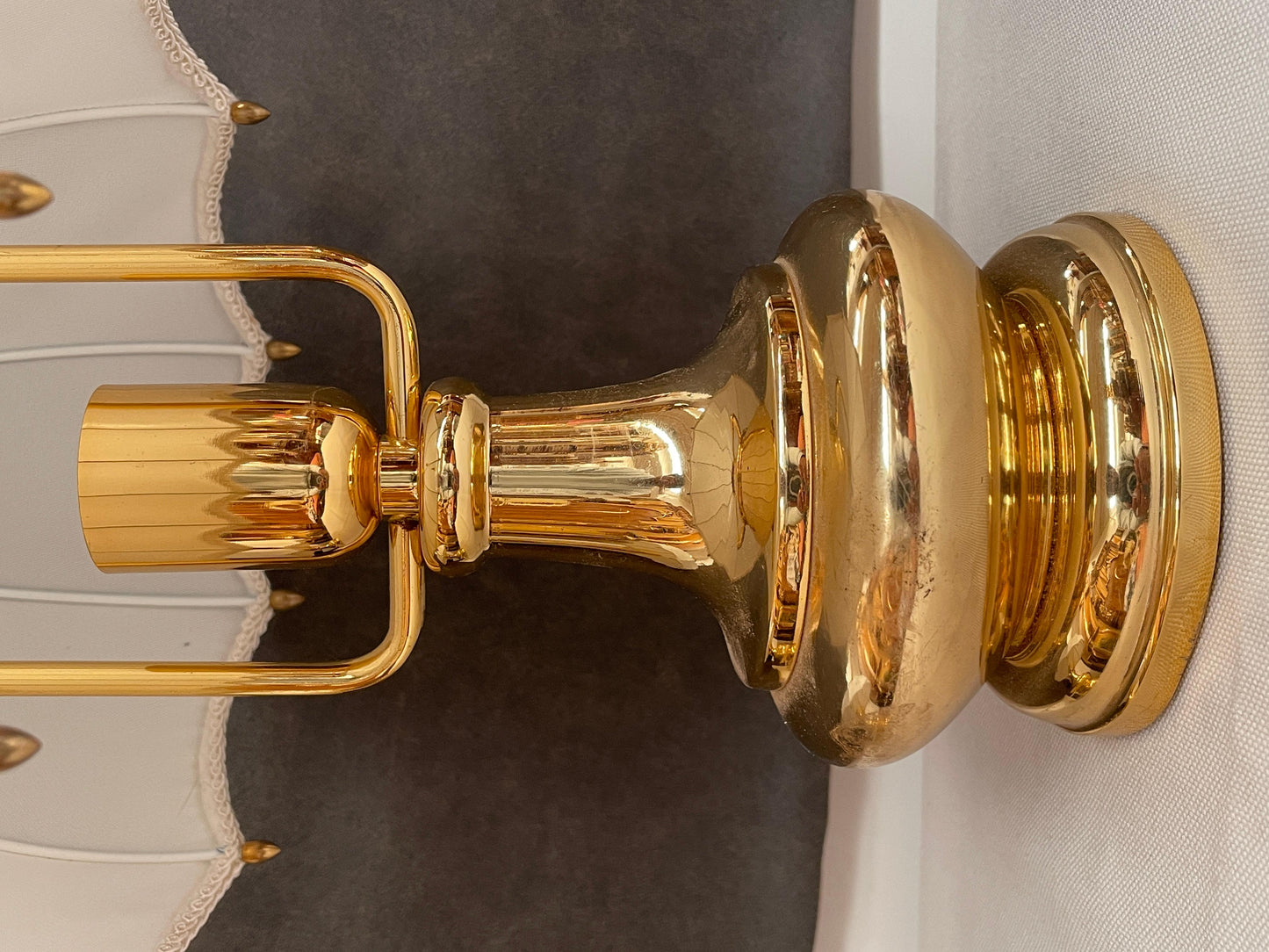 Coppia di lampade da tavolo in ottone e tessuto in stile classico italiano