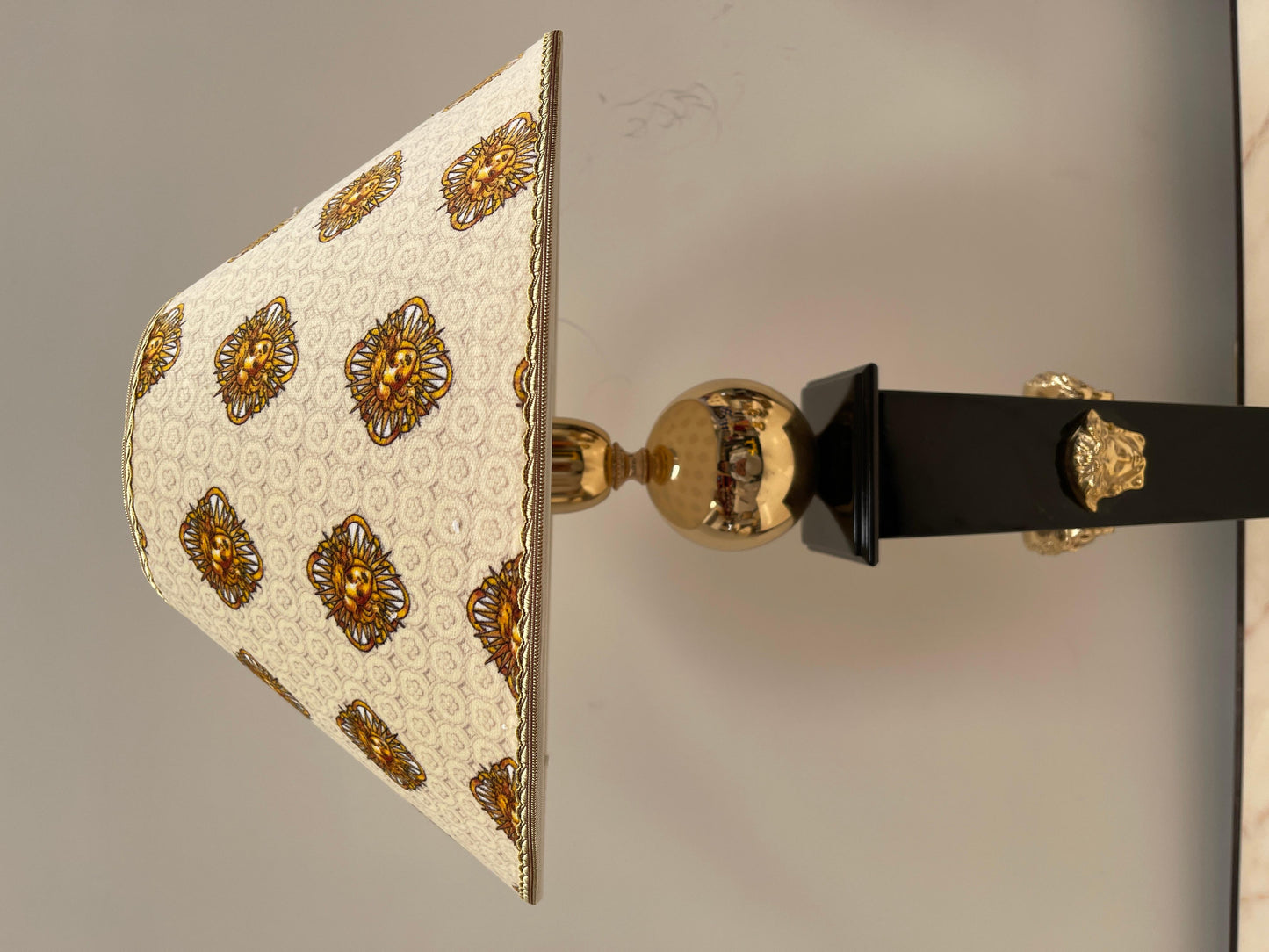 Lussuosa lampade da tavolo in legno nero e bronzo versailles, XX secolo