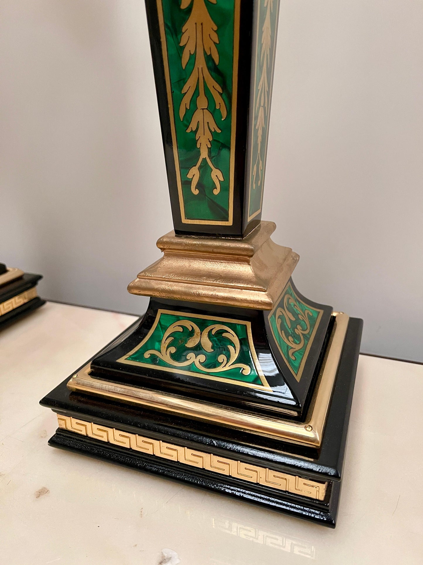 Lussuosa coppia di lampade da tavolo neoclassiche verdi del XX secolo