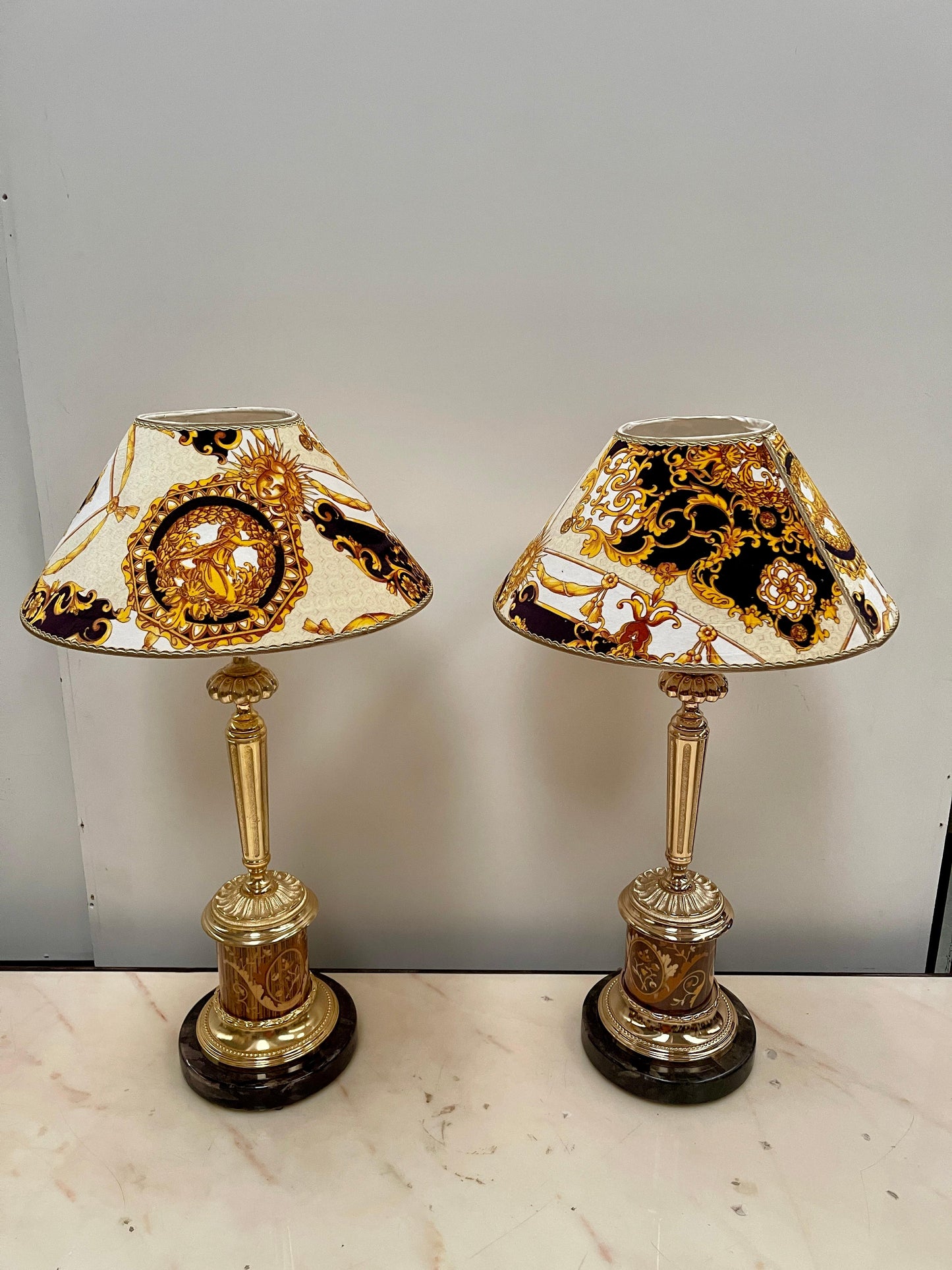 Imponente coppia di lampade da tavolo in stile classico versailles, XX secolo