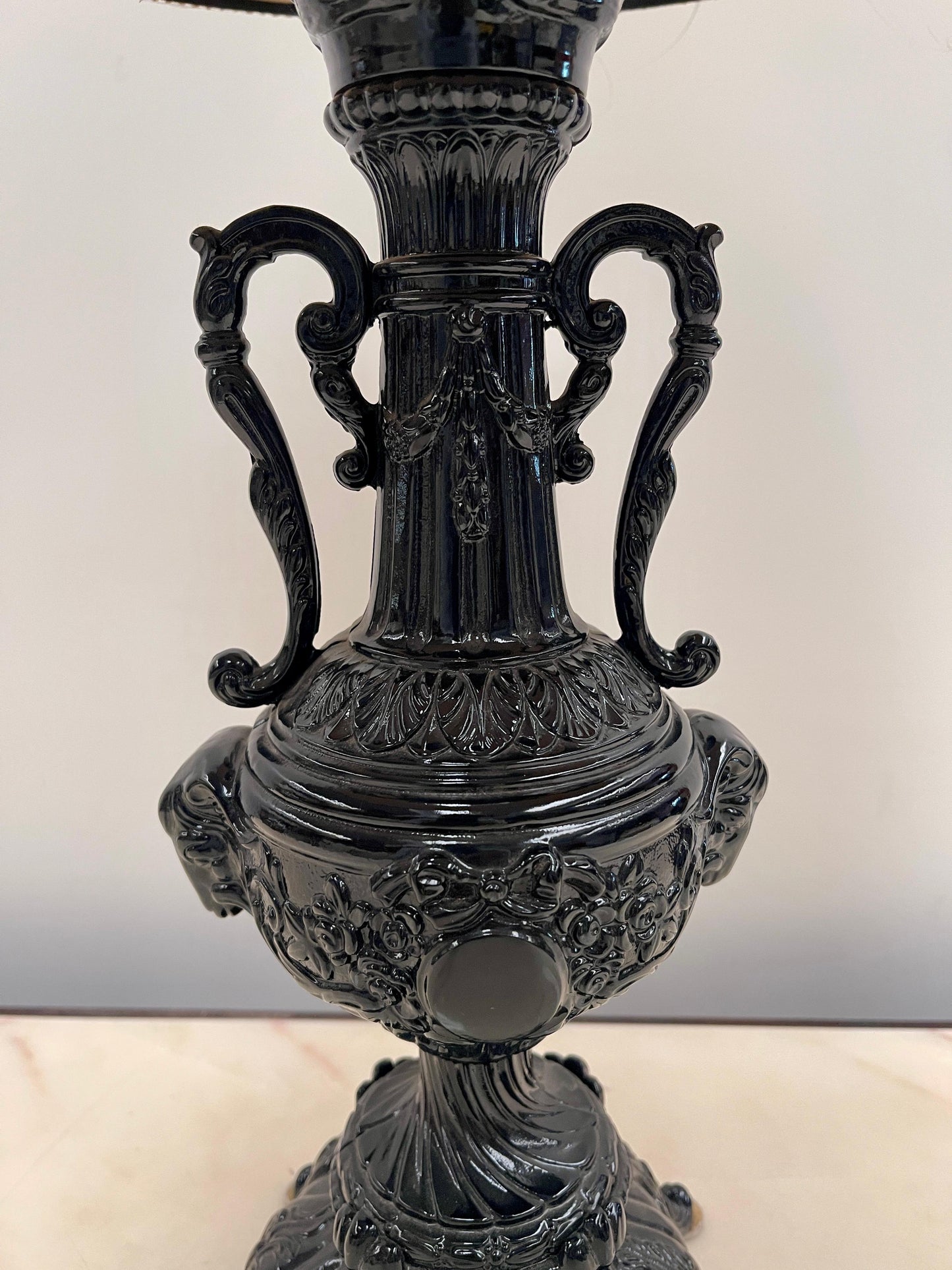 Lampada da tavolo in ghisa con paralume decorativo in stile Barocco, XX secolo