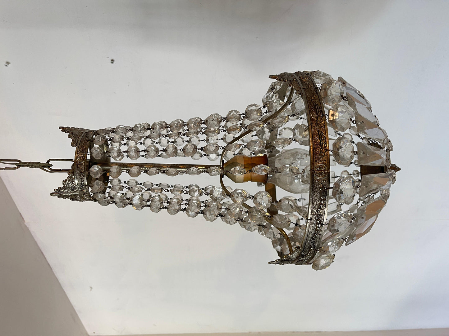 Lampadario in bronzo e cristallo stile classico, design a mongolfiera anni '50