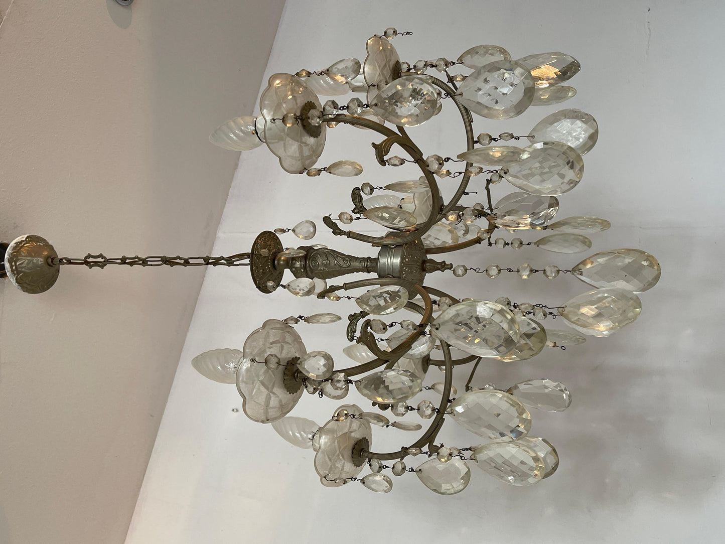 Lampadario in stile francese degli anni '60 in cristallo e metallo argentato.