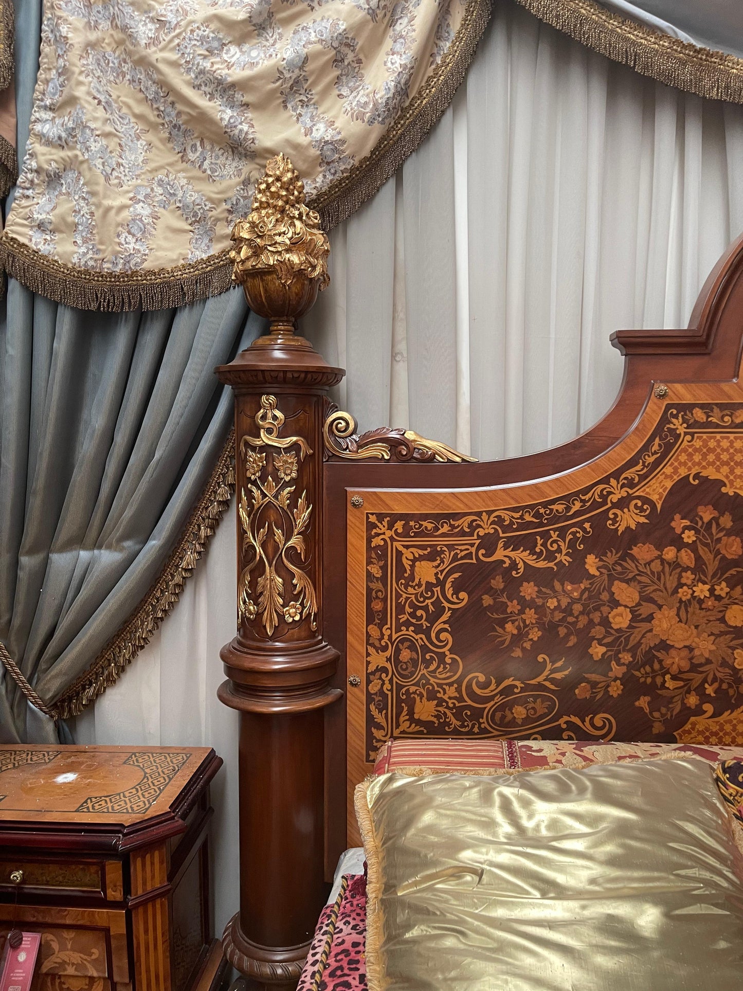 Grande Letto francese in legno intarsiato in stile Luigi XV anni 70