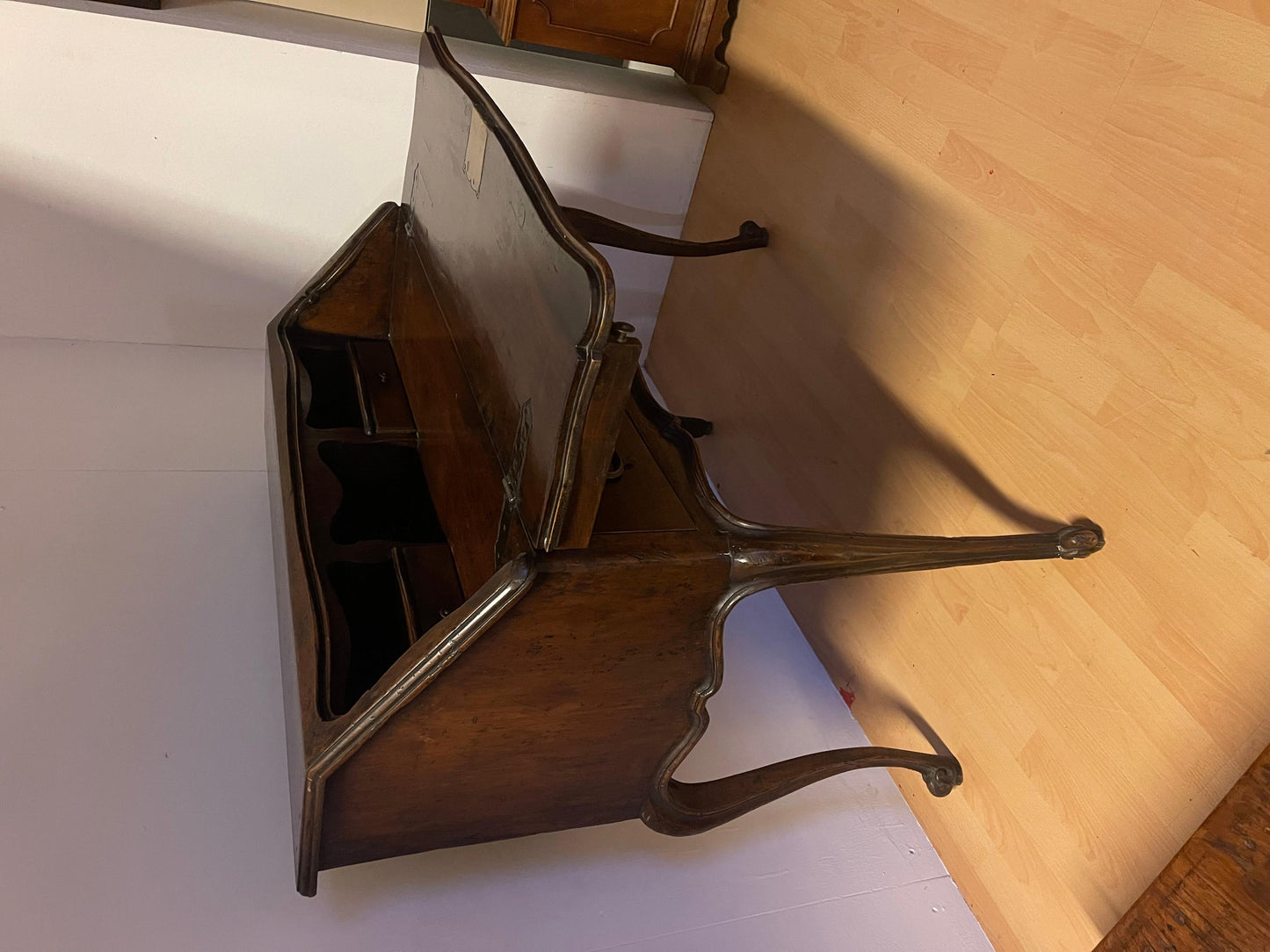 Antica secretaire italiana a ribalta in legno noce stile barocco, XX secolo