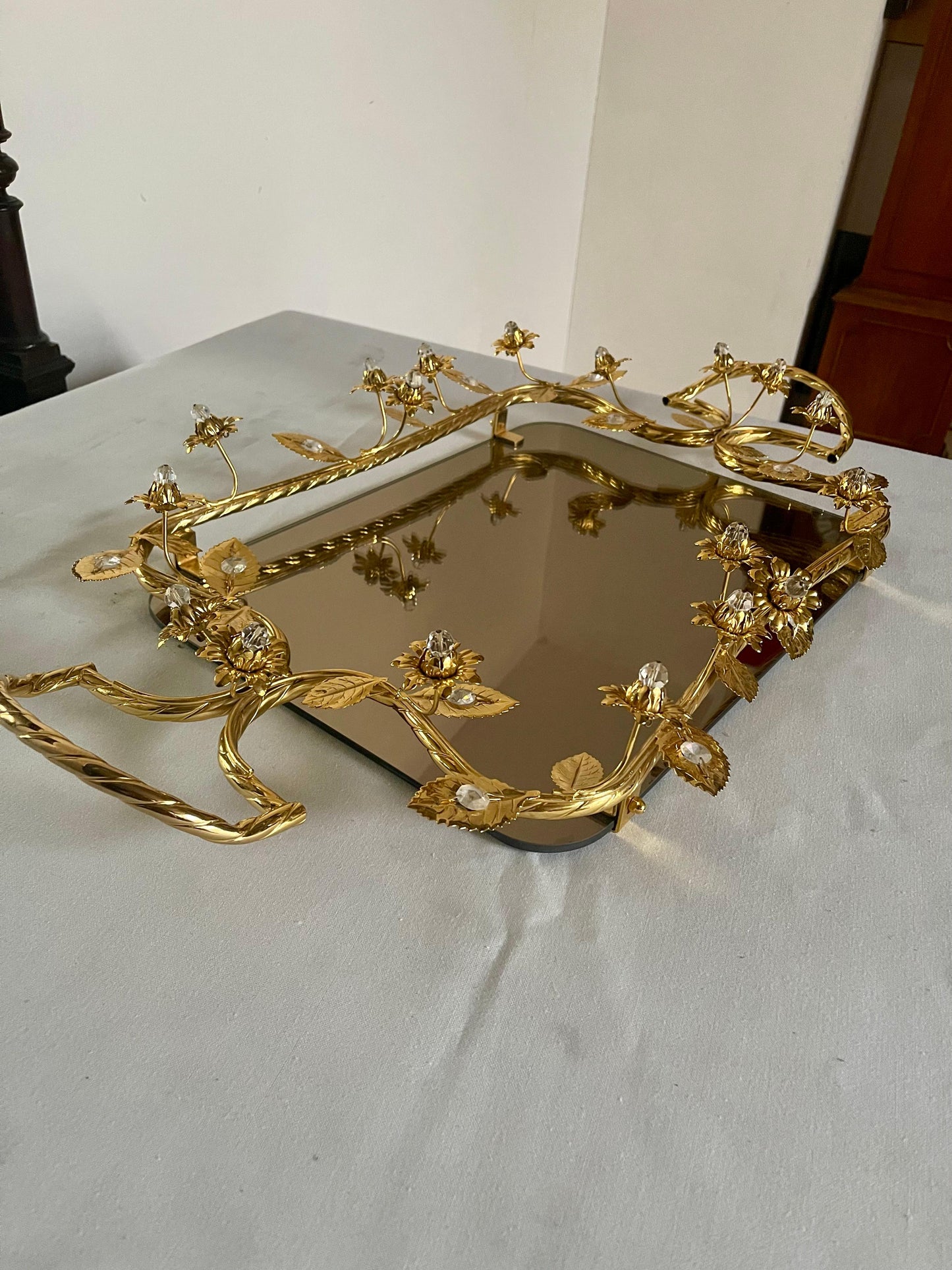 Vassoio di lusso in metallo dorato con finiture floreali e base a specchio