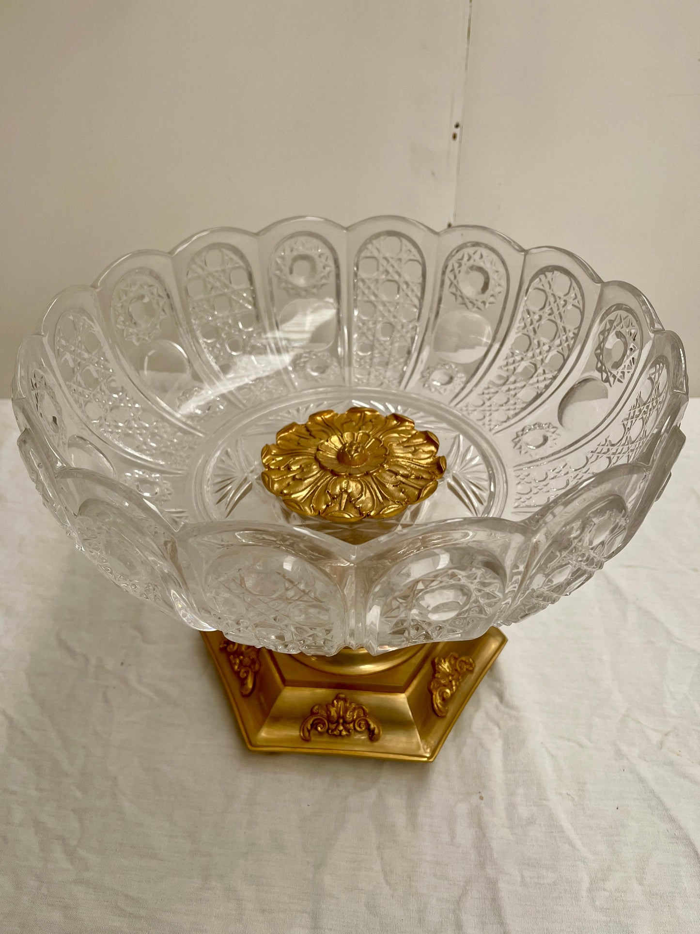 Meraviglioso centrotavola italiano in cristallo e bronzo placcato oro 24 carati