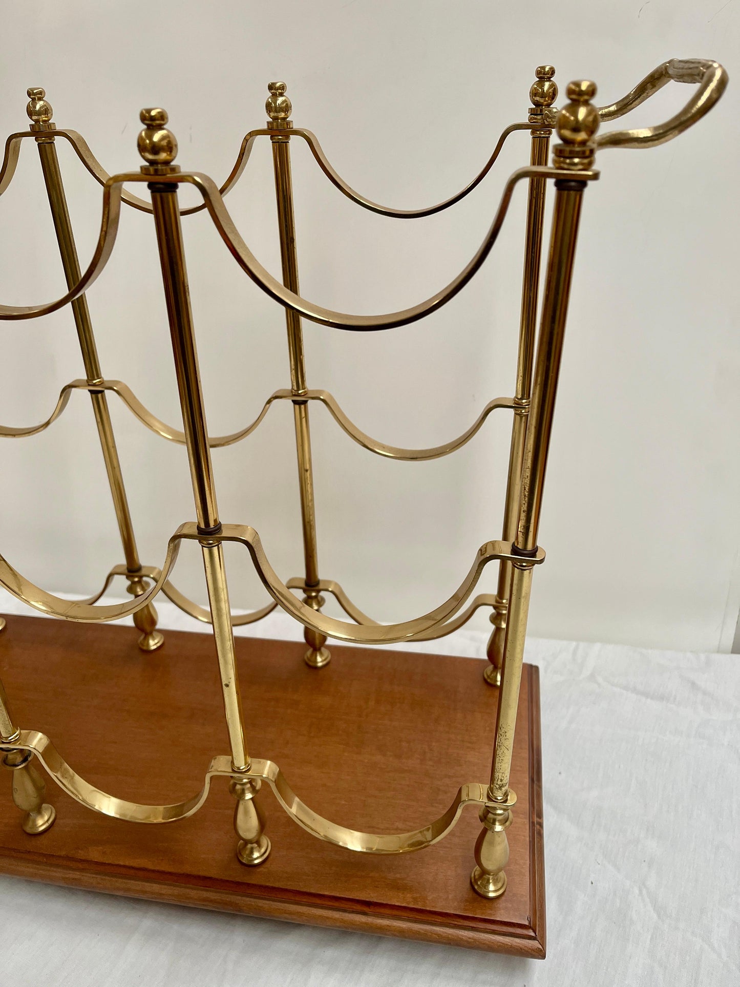 Portabottiglie in ottone e legno per anni '60 per 9 bottiglie italiano