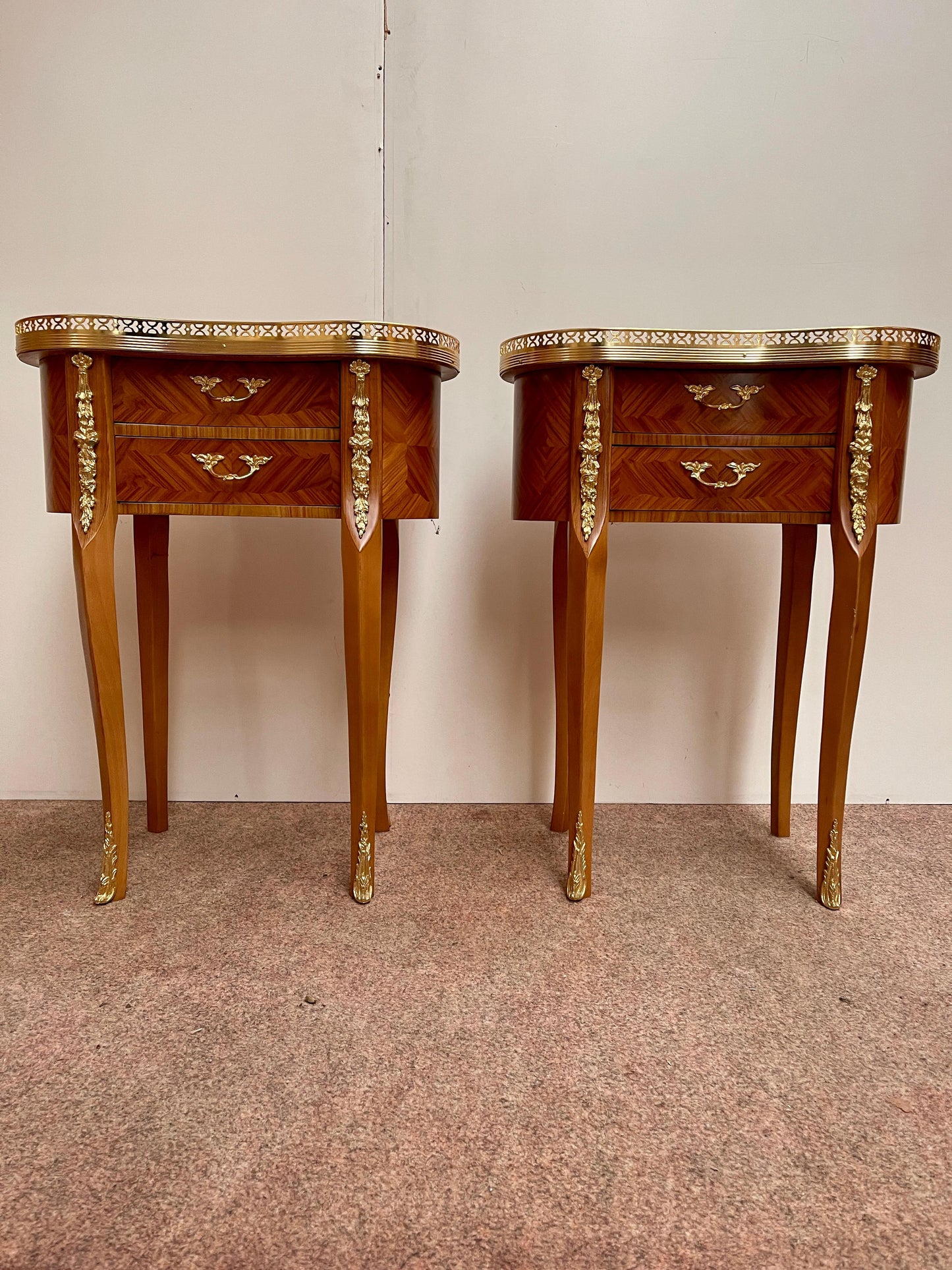 Bellisima coppia di comodini francese stile luigi XVI in legno e bronzo anni 70