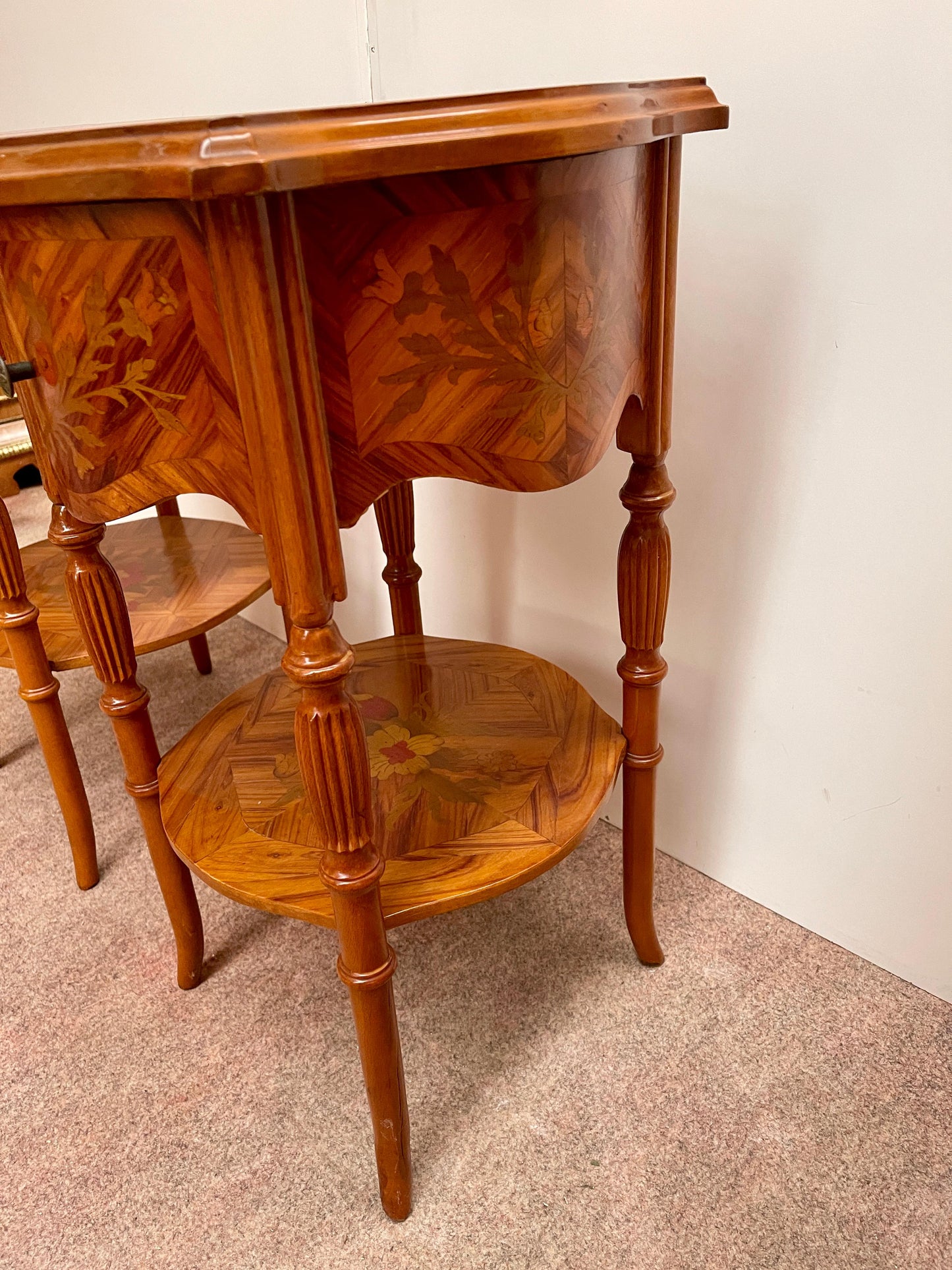 Coppia di comodini italiano in legno intarsiato stile napoleon III anni '70