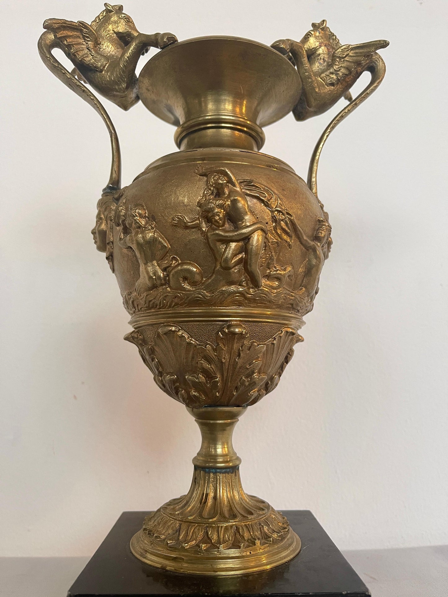Antico vaso italiano in bronzo con base in marmo XIX secolo