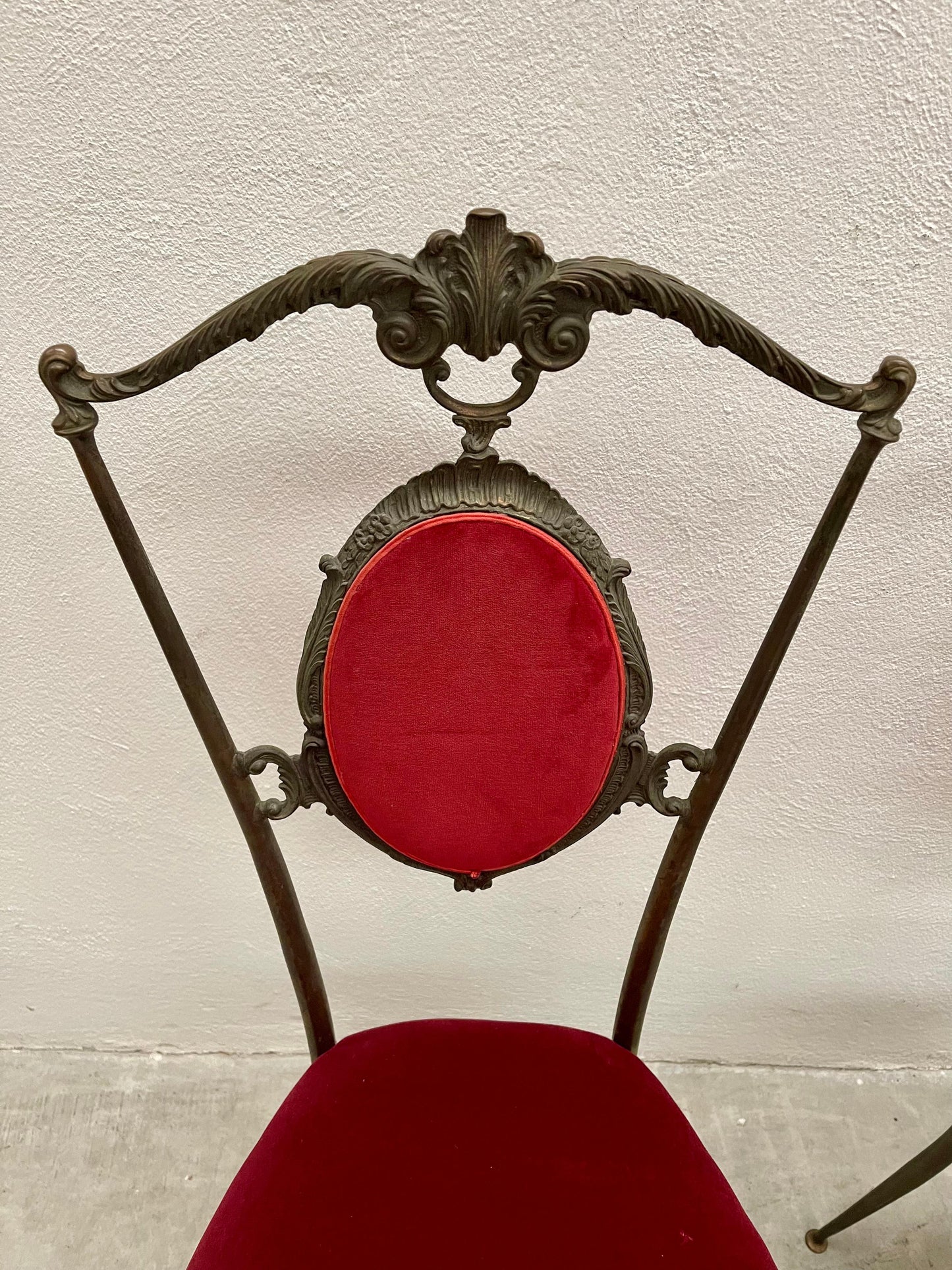 Bellissima coppia di sedie stile neoclassico in ottone e velluto rosso anni '20