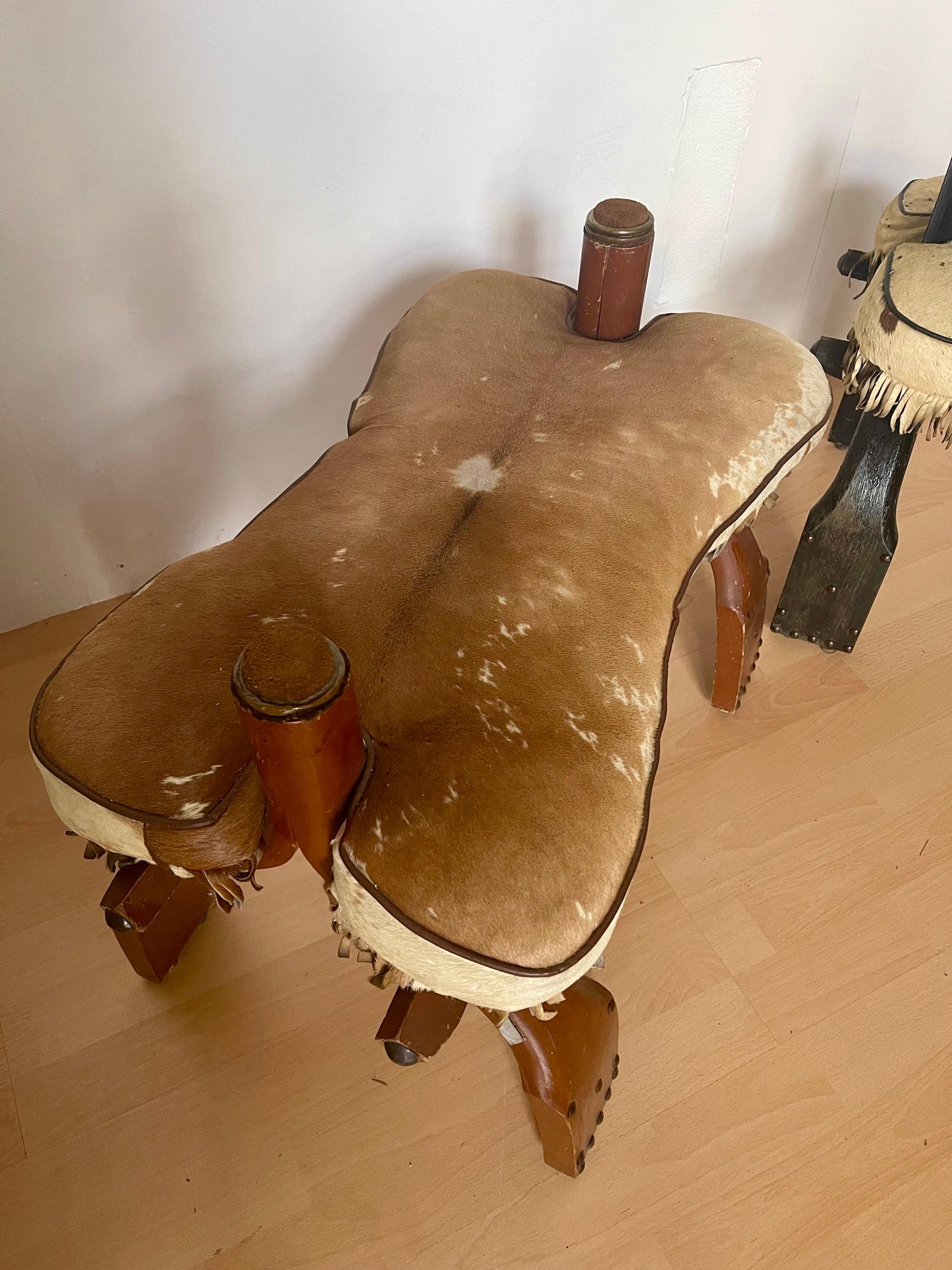 Bellissima coppia di sgabelli italiani in pelle naturale degli anni '40