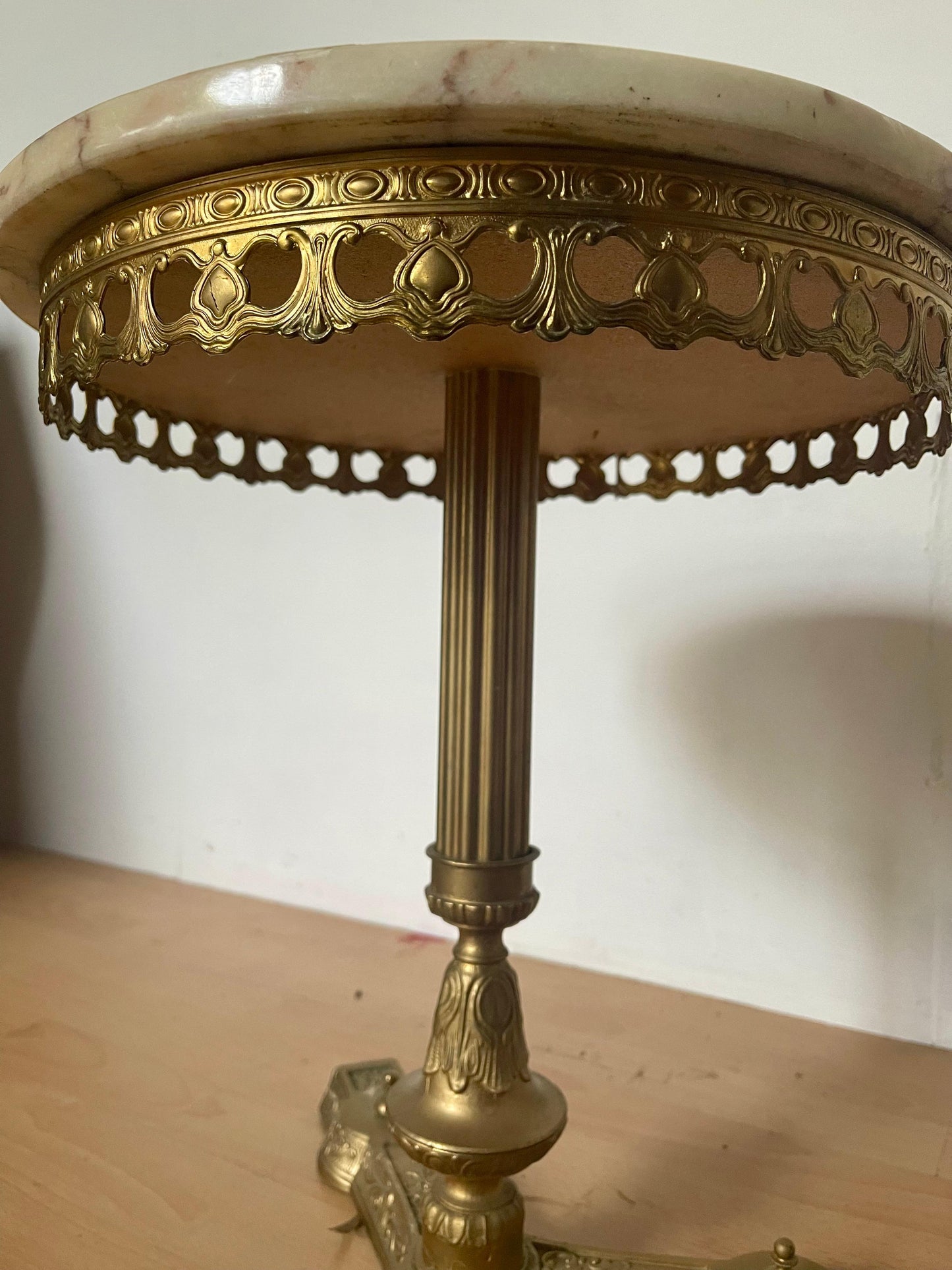 Tavolino italiano in ottone e metallo con piano in marmo anni '60