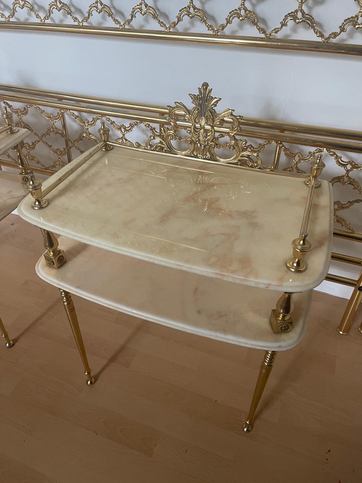 Splendido letto italiano vintage in ottone bagnato in oro zecchino più 2 comodi