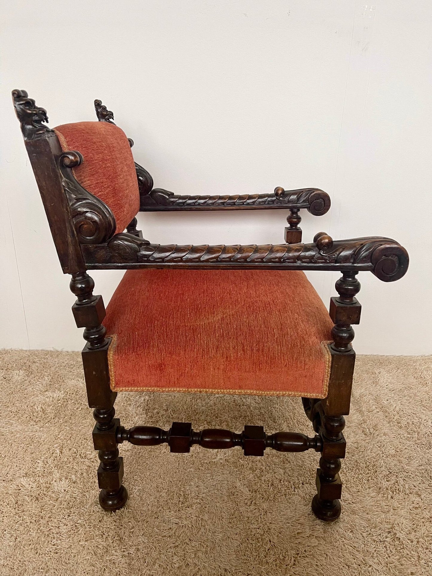 Poltrona Rinascimentale in Legno Intagliato e Velluto Rosso