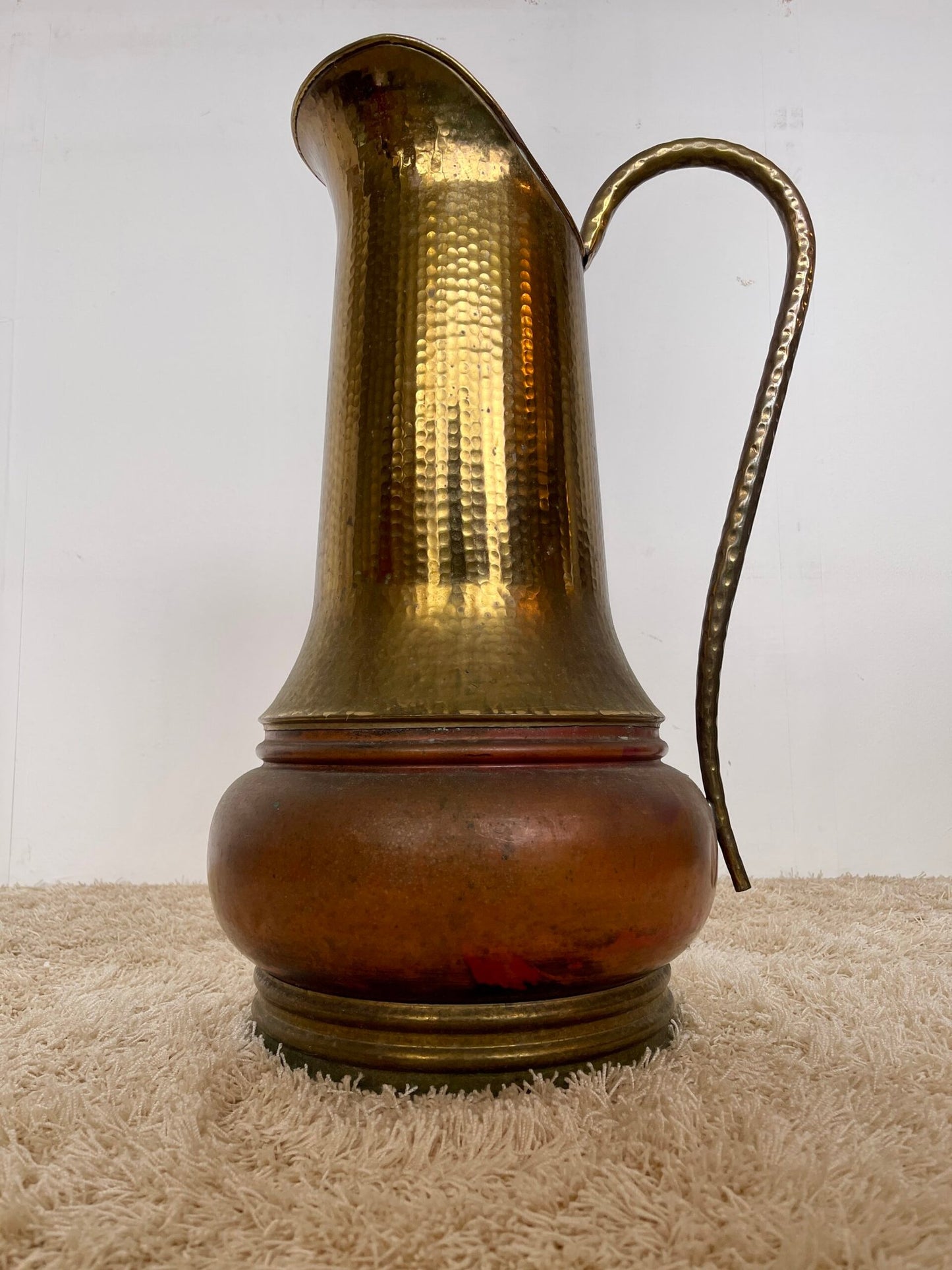 Elegante brocca vintage in ottone martellato – fascino senza tempo