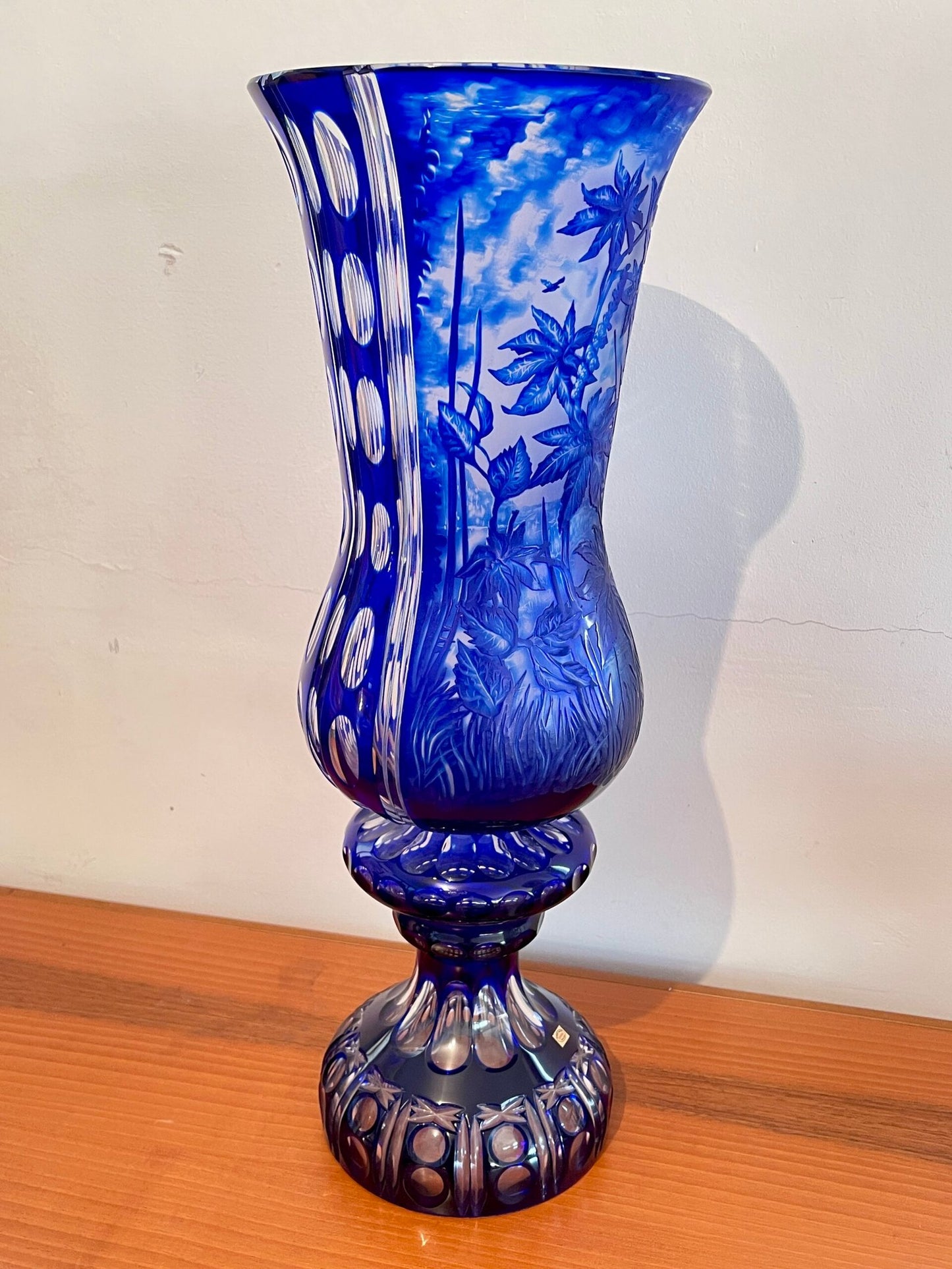 Vaso in Cristallo Blu Art Deco Inciso con Motivi Floreali