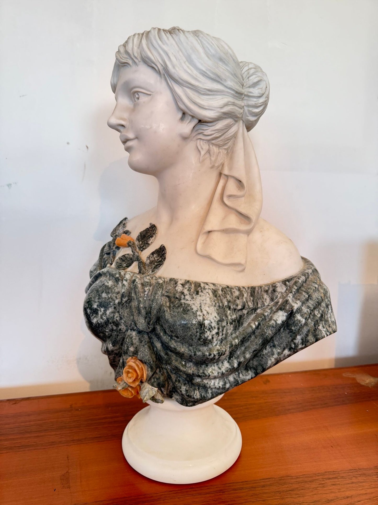 Busto Scultoreo Policromo in Marmo – Donna Romantica con Rose