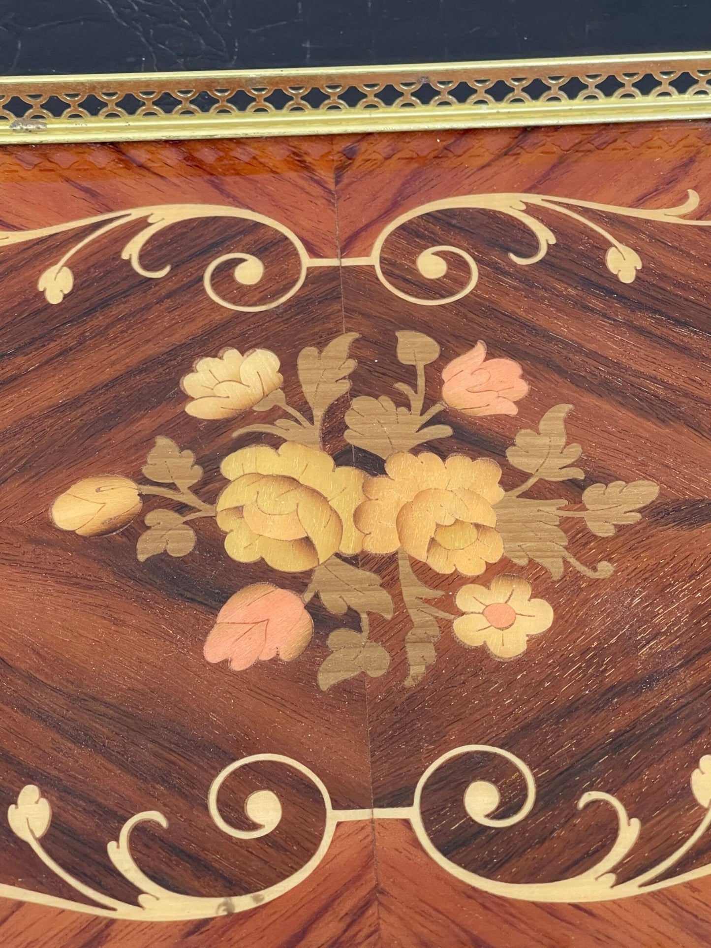 Vassoio in legno intarsiato è un autentico pezzo d'arte, perfetto per arricchire ogni ambiente con eleganza e raffinatezza.