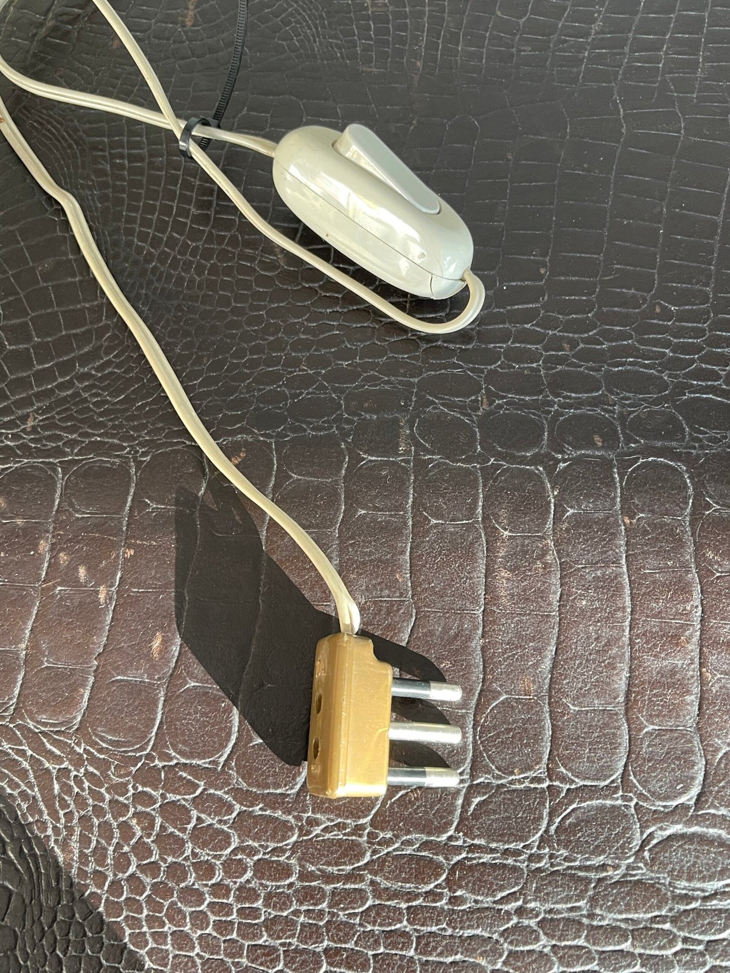 Coppia di lampade da tavolo italiane in ottone e vetro in stile floreale vintage