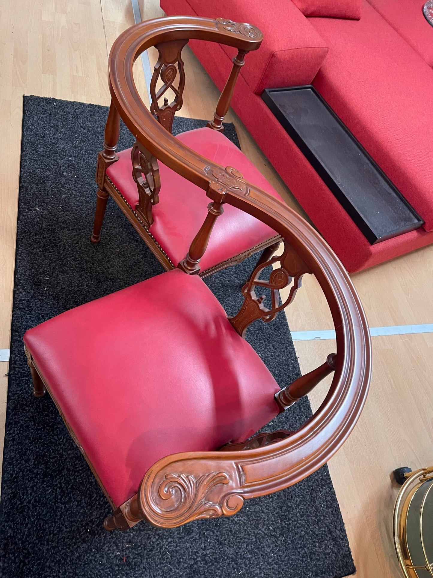 “Sedia da conversazione” d’epoca – legno lavorato e pelle rossa