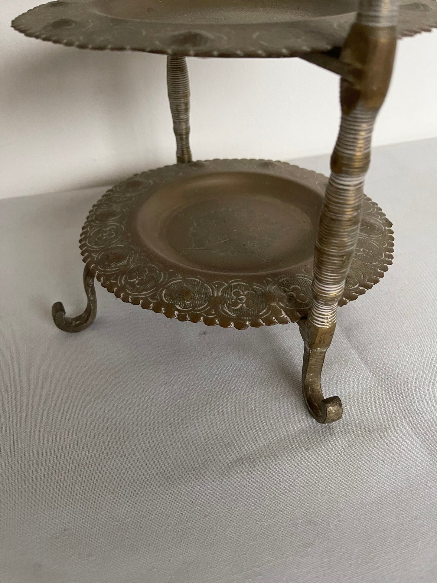 Alzata a 4 Piani in Ottone Cesellato – Vintage / Antico – Porta Dolci o Frutta