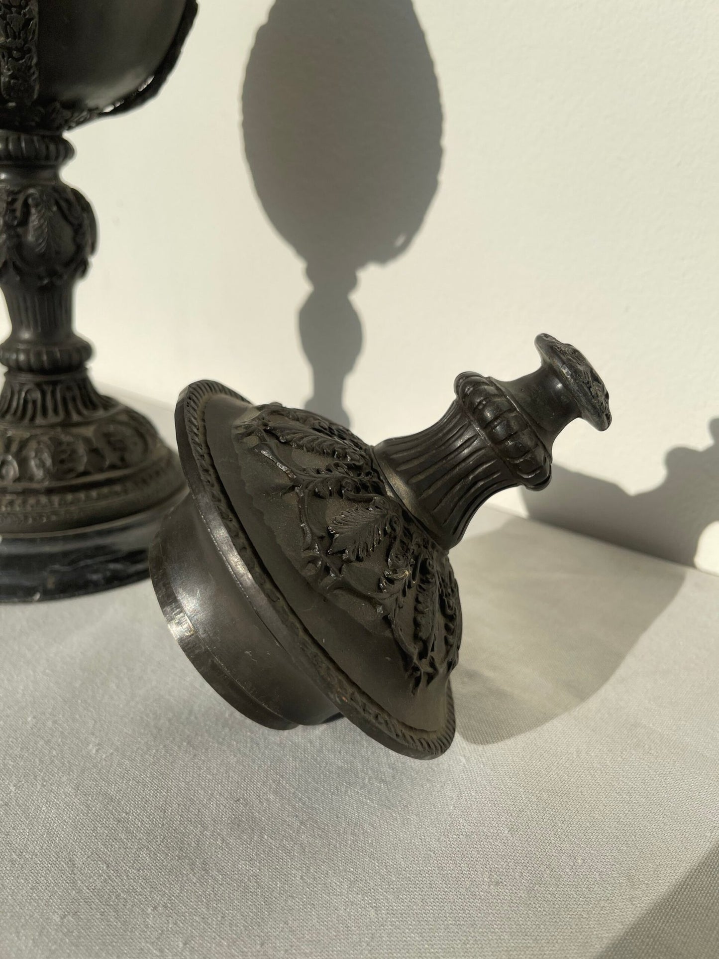 Antico Vaso Coppa con Coperchio in bronzo Scuro – Base in Marmo