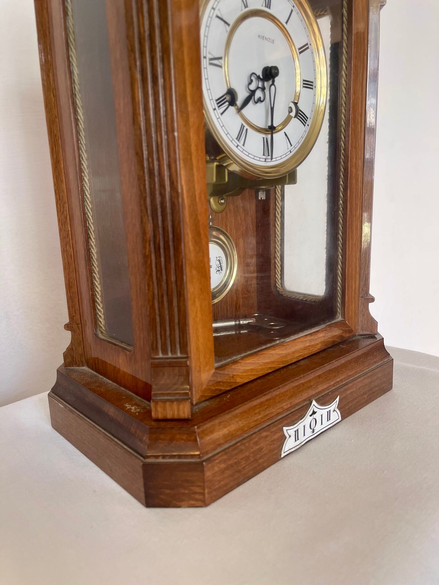 Orologio a pendolo da tavolo Kienzle in legno massello, carica manuale