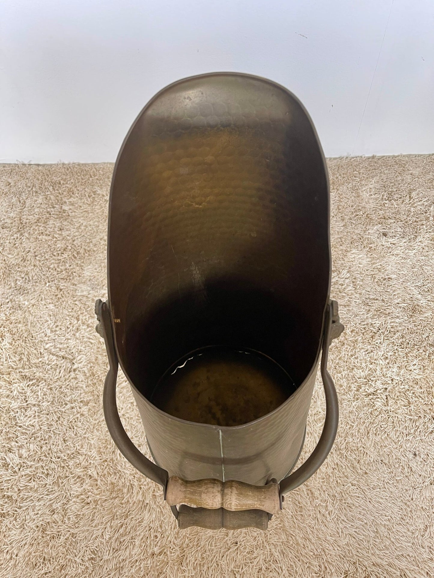 Antico secchio porta carbone in rame martellato con manico in legno – stile vintage