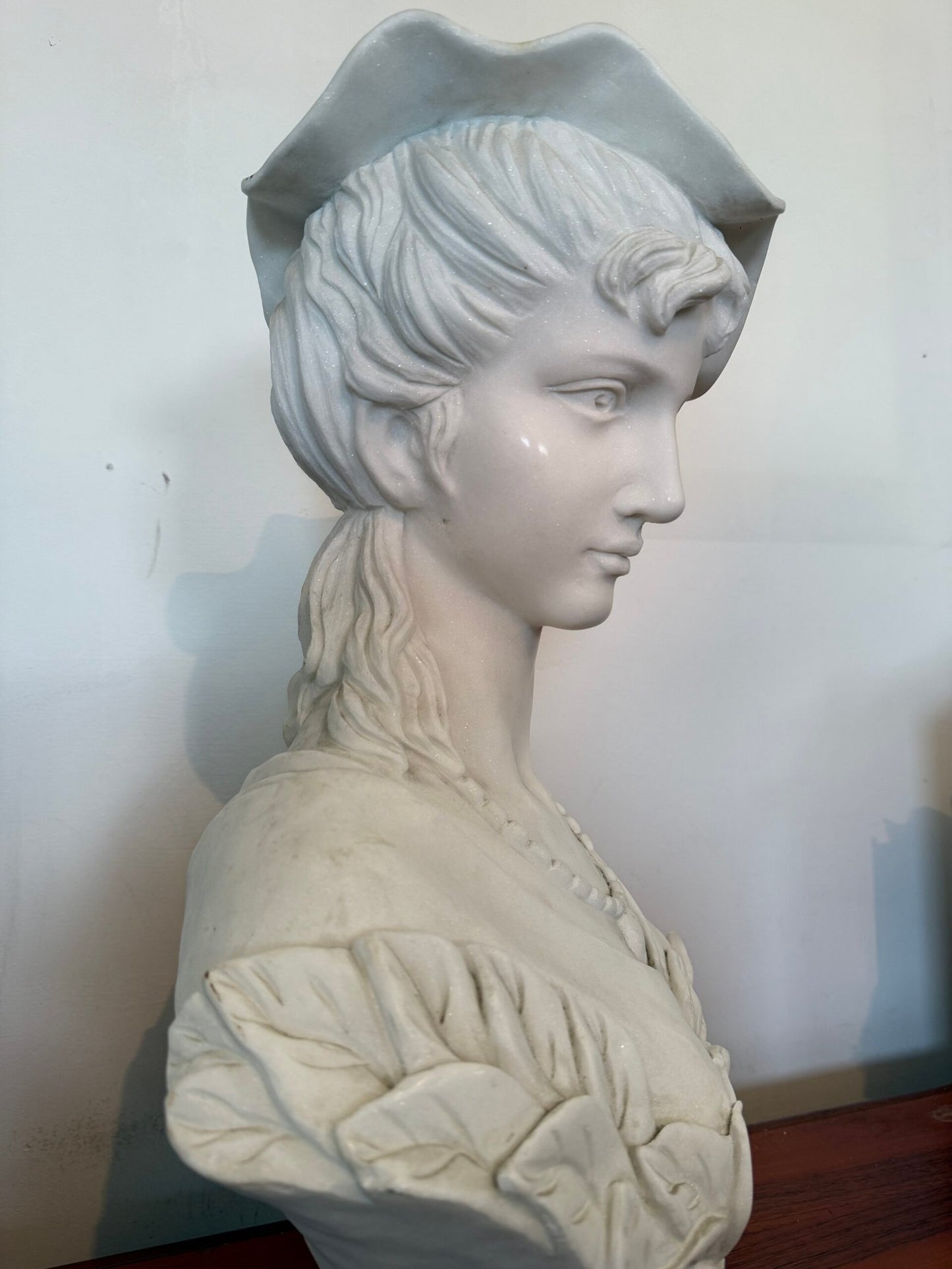 Busto Scultoreo in Marmo – Donna con Cappello in Stile Liberty