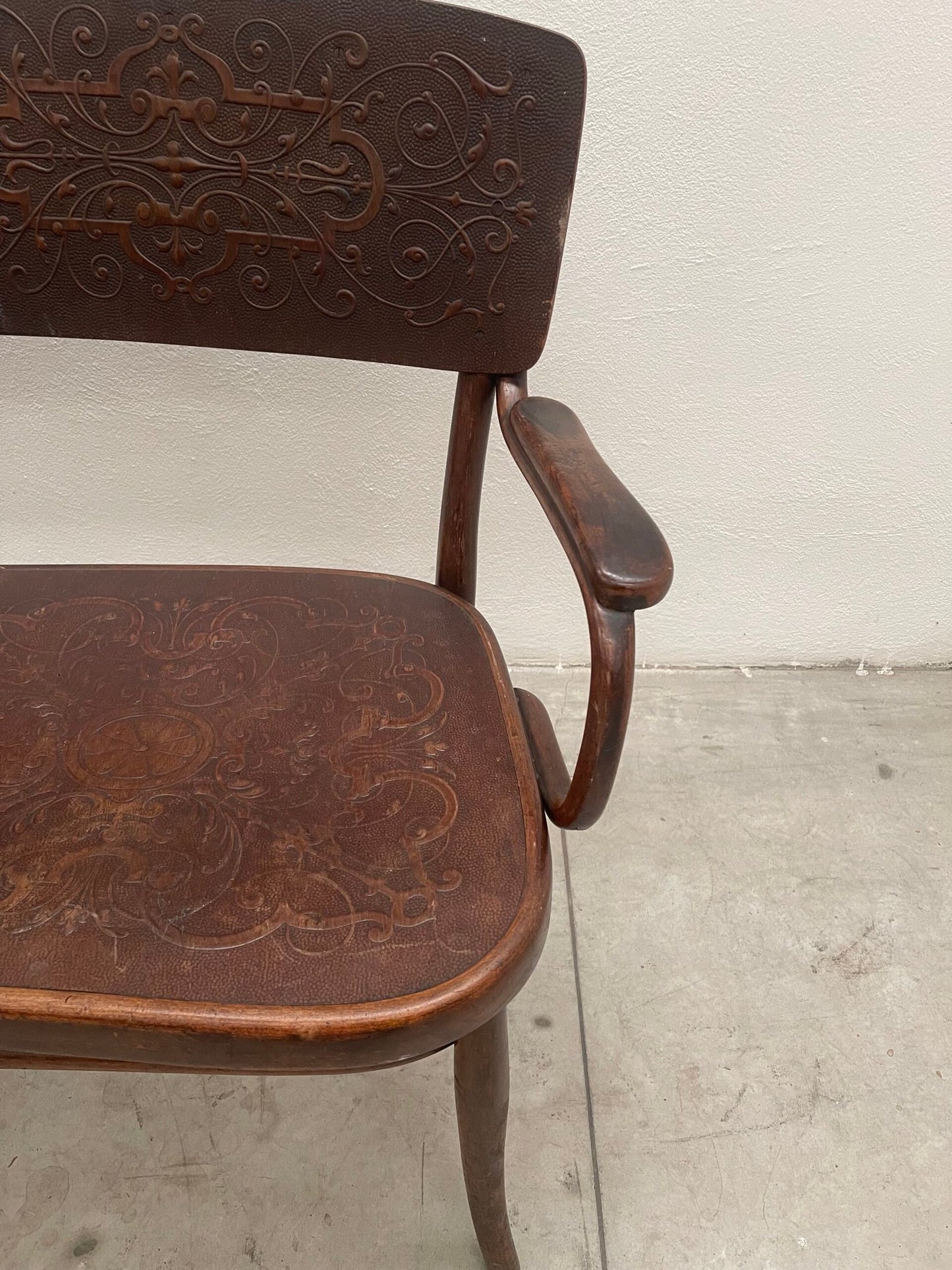 Elegante Panca "Thonet" in Faggio Curvato con Schienale Inciso