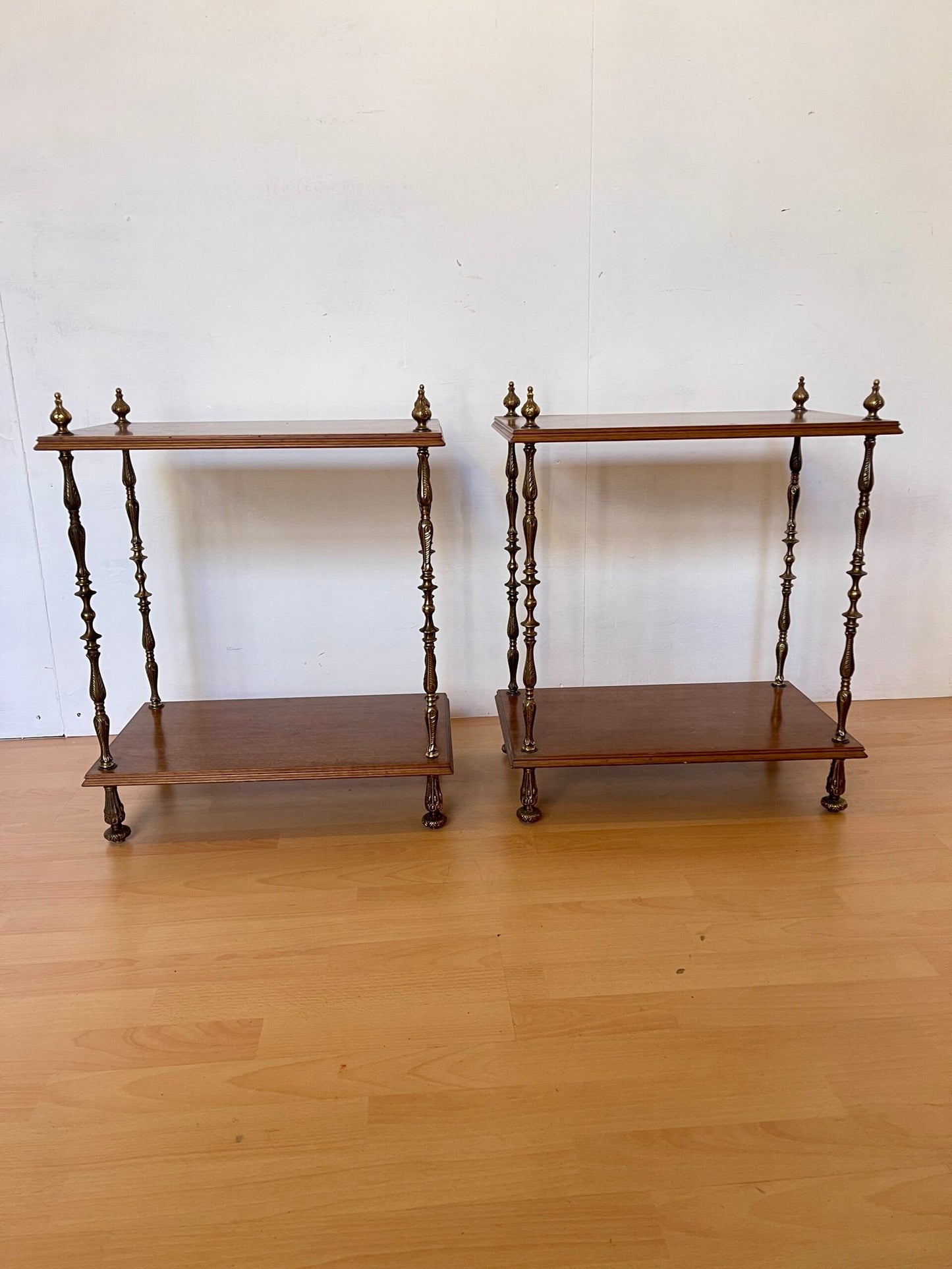 Set di tre etagere vintage in legno e ottone