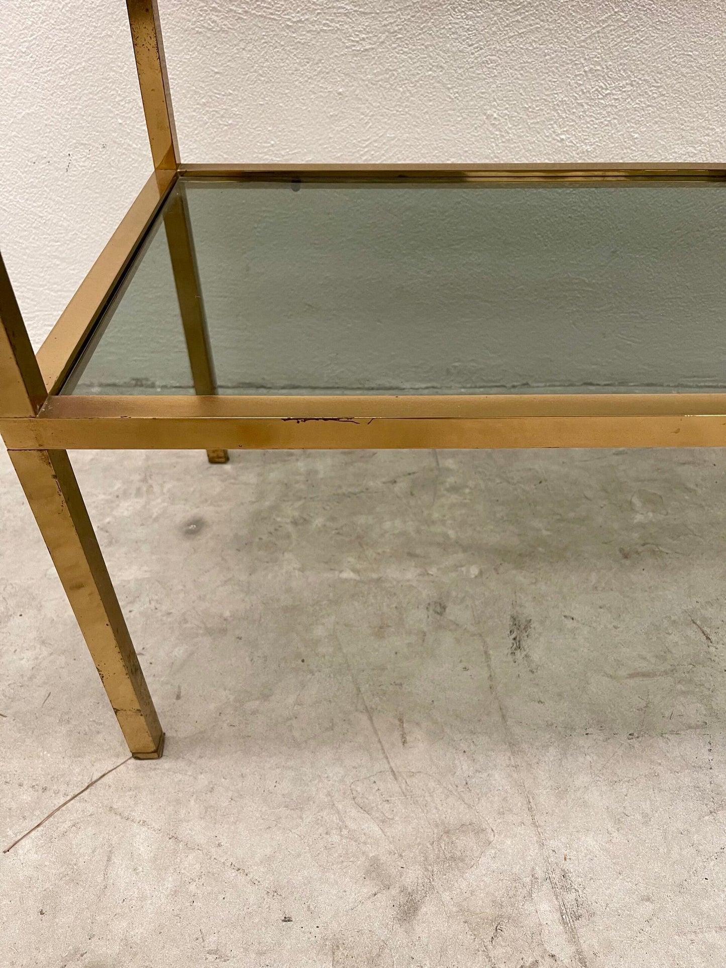 Tavolino moderno in vetro fumé e metallo dorato