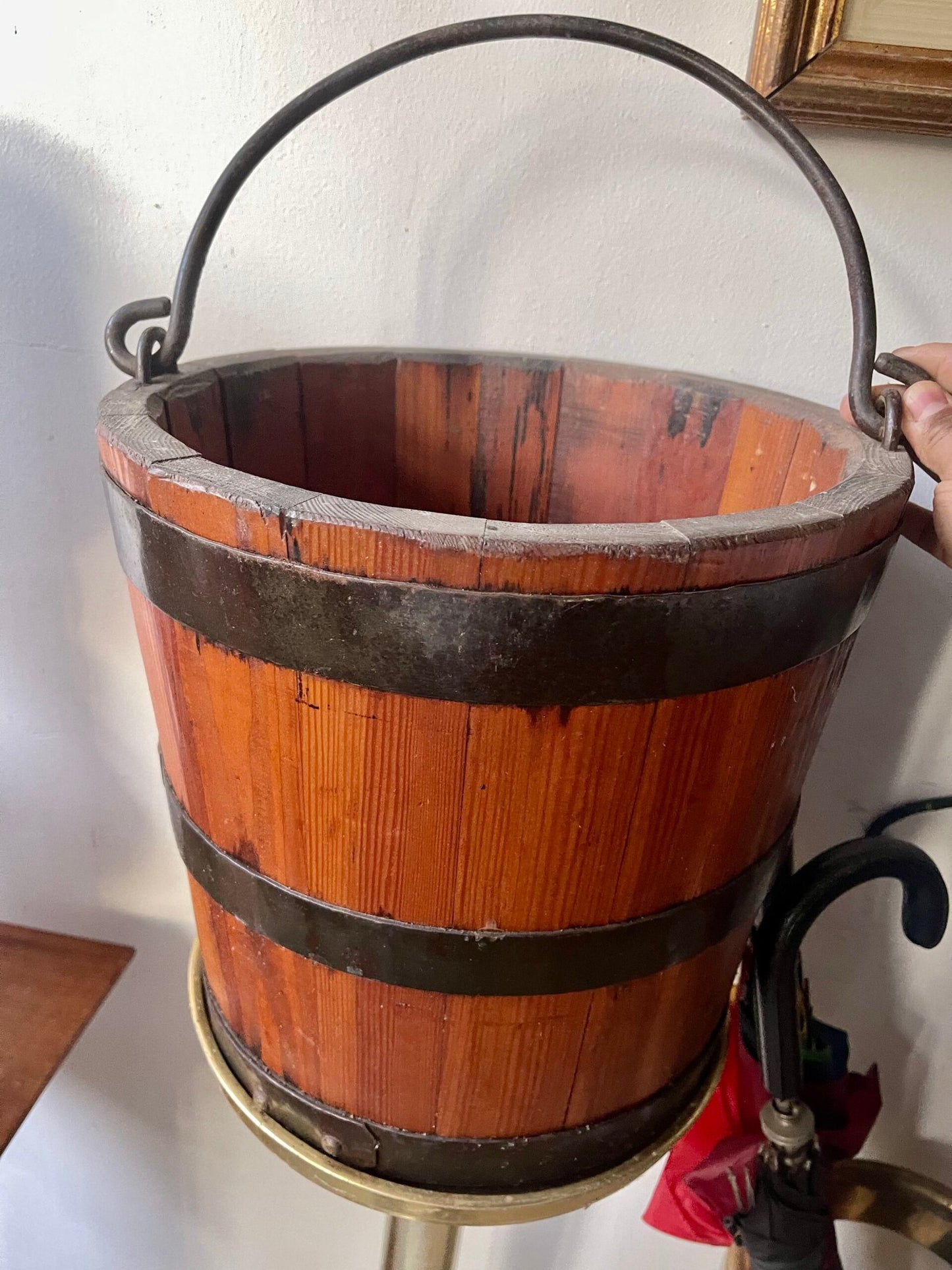 Antico Secchio Rustico in Legno Massello con Fasce in Ferro Battuto