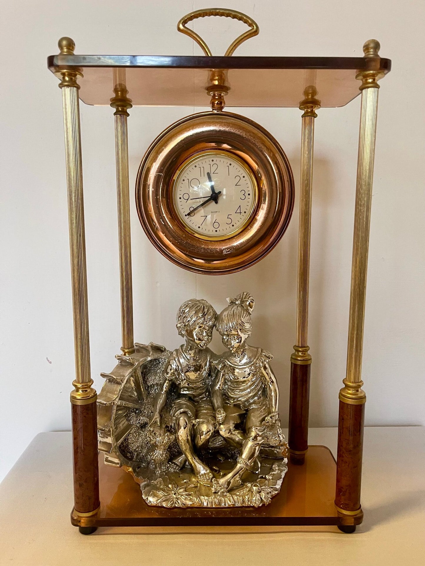 Orologio da tavolo con scena romantica in metallo