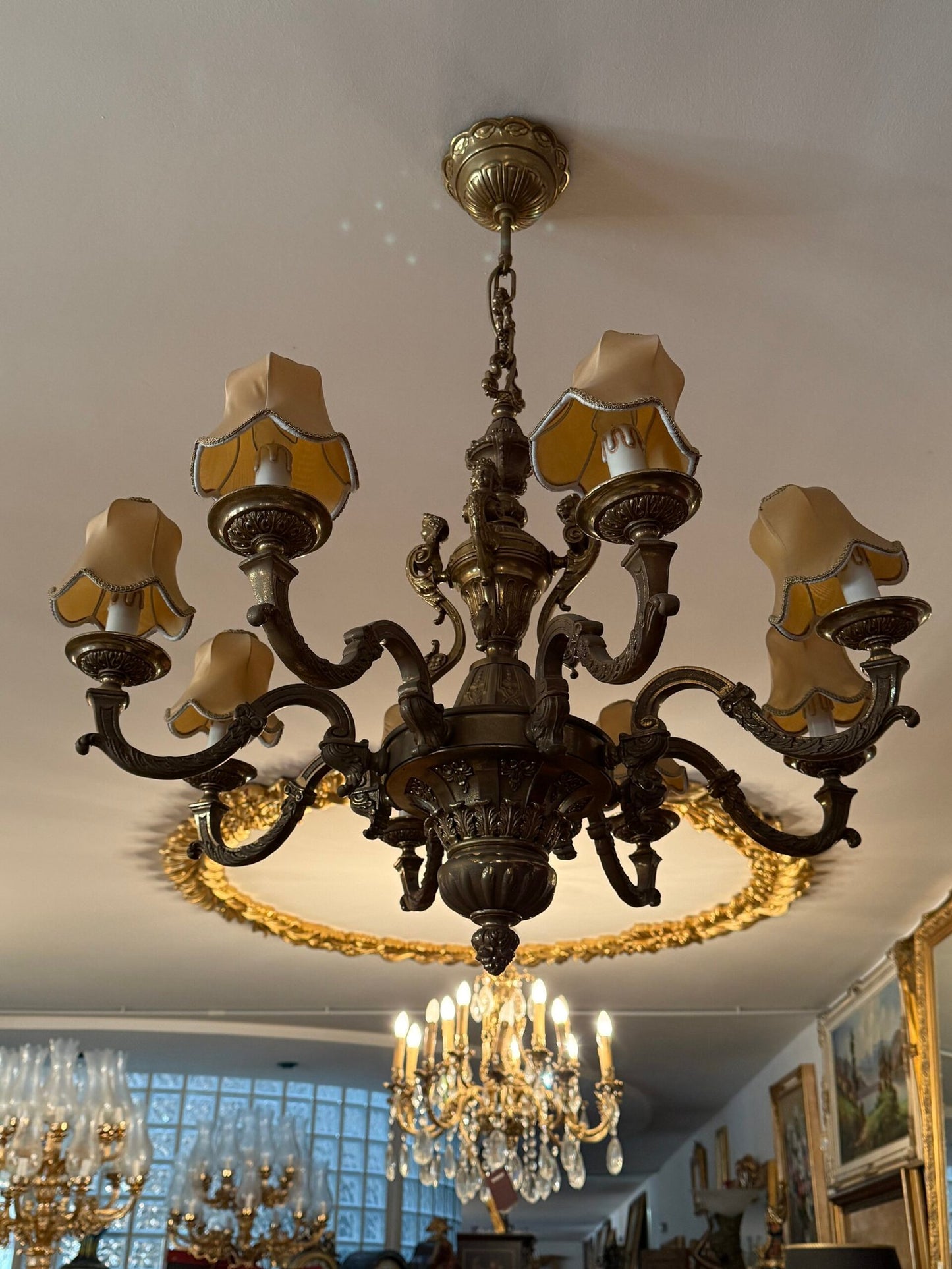 Elegante lampadario Antico in Bronzo Patinato con Paralumi - stile classico Anni '20