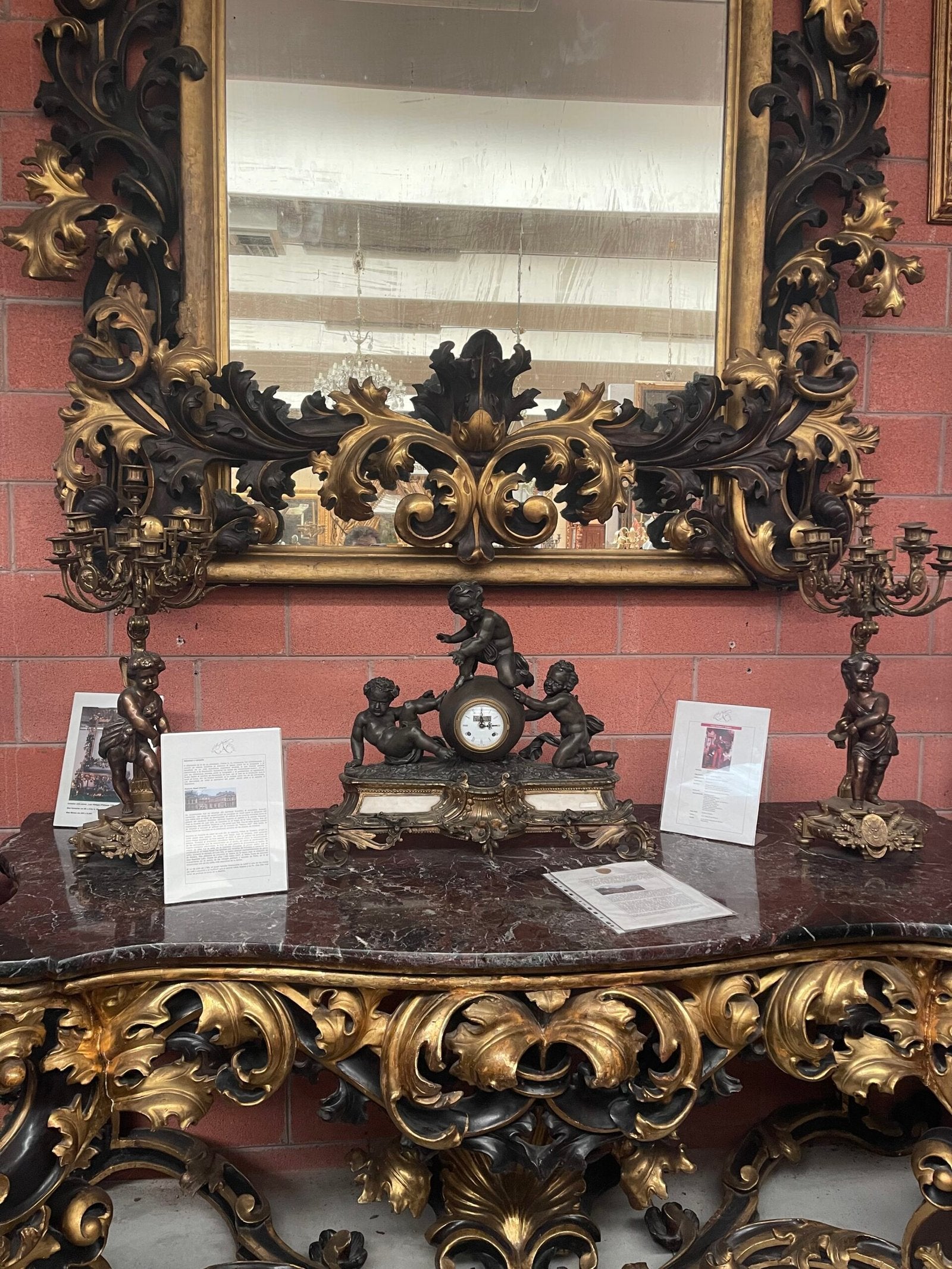 Specchiera barocca con decorazioni a foglia e candelabri
