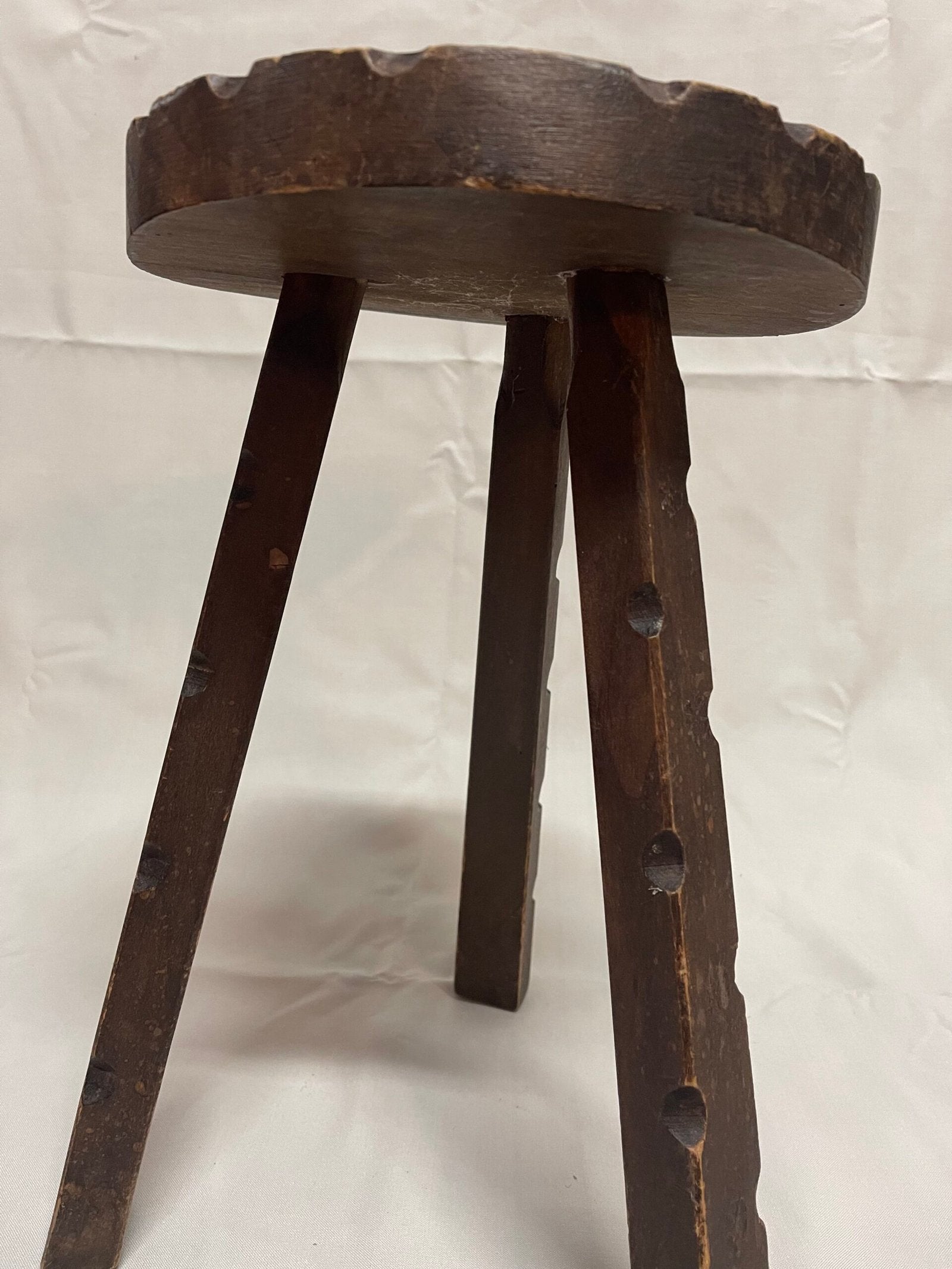 Sgabello Rustico Primitivo in Legno Intagliato a Mano